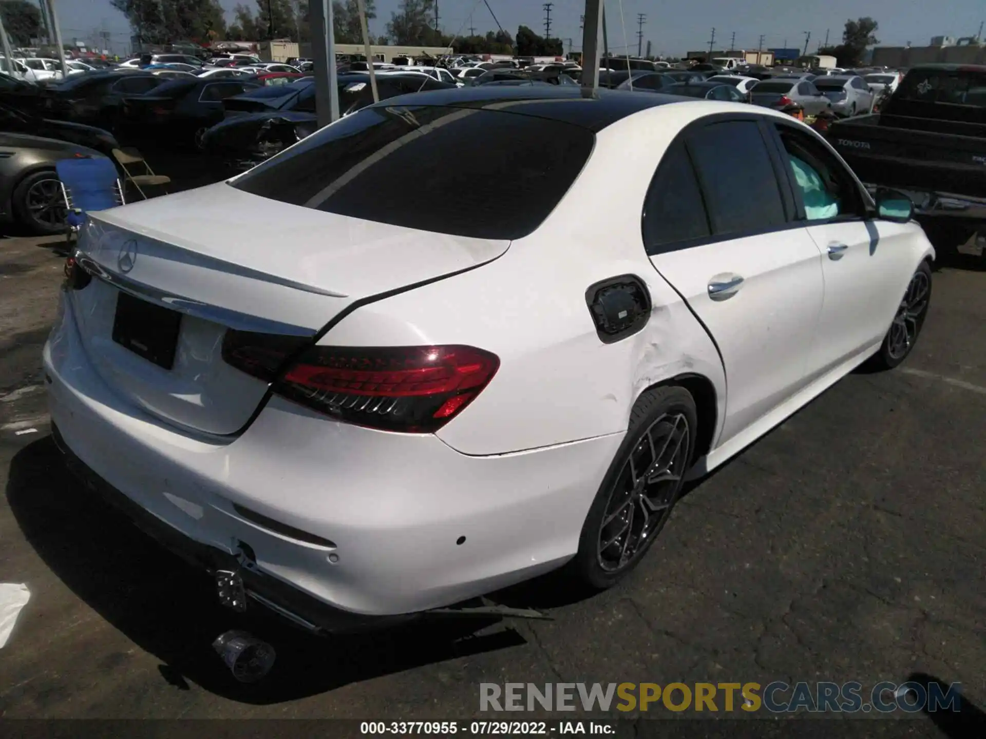 4 Photograph of a damaged car W1KZF8DB3NB027646 MERCEDES-BENZ E-CLASS 2022