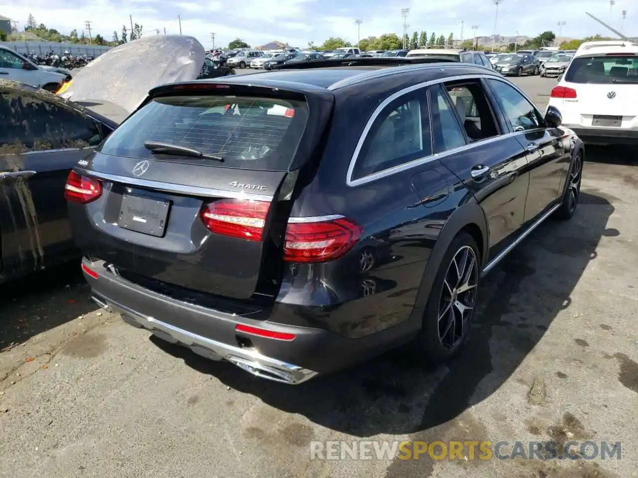 4 Photograph of a damaged car W1KZH6AB2NB017421 MERCEDES-BENZ E-CLASS 2022