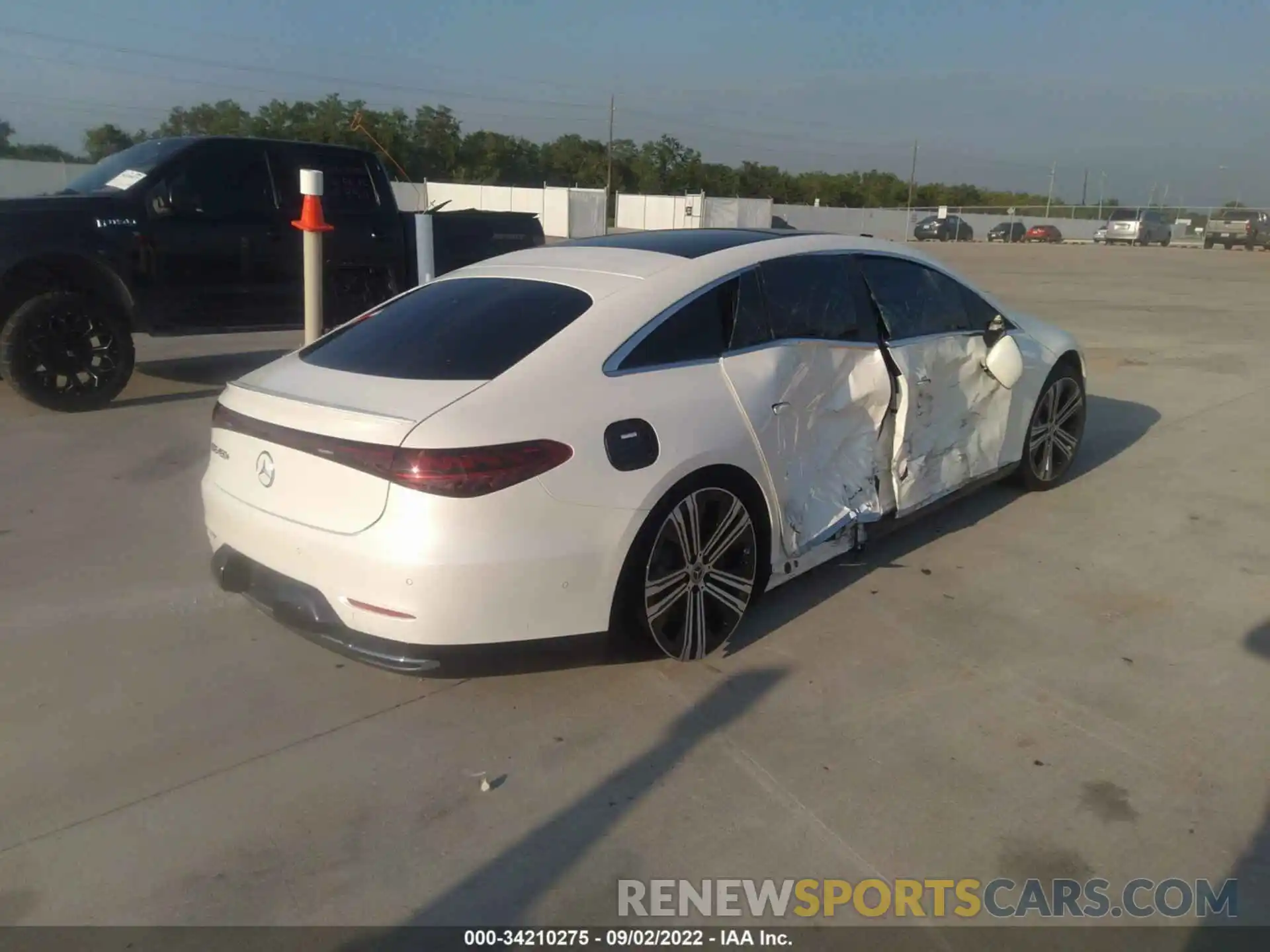 4 Photograph of a damaged car W1KCG2DB9NA004460 MERCEDES-BENZ EQS 2022