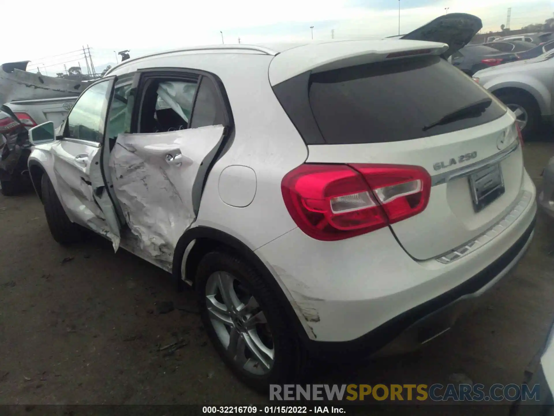 3 Photograph of a damaged car WDCTG4EB0KJ616444 MERCEDES-BENZ GLA 2019