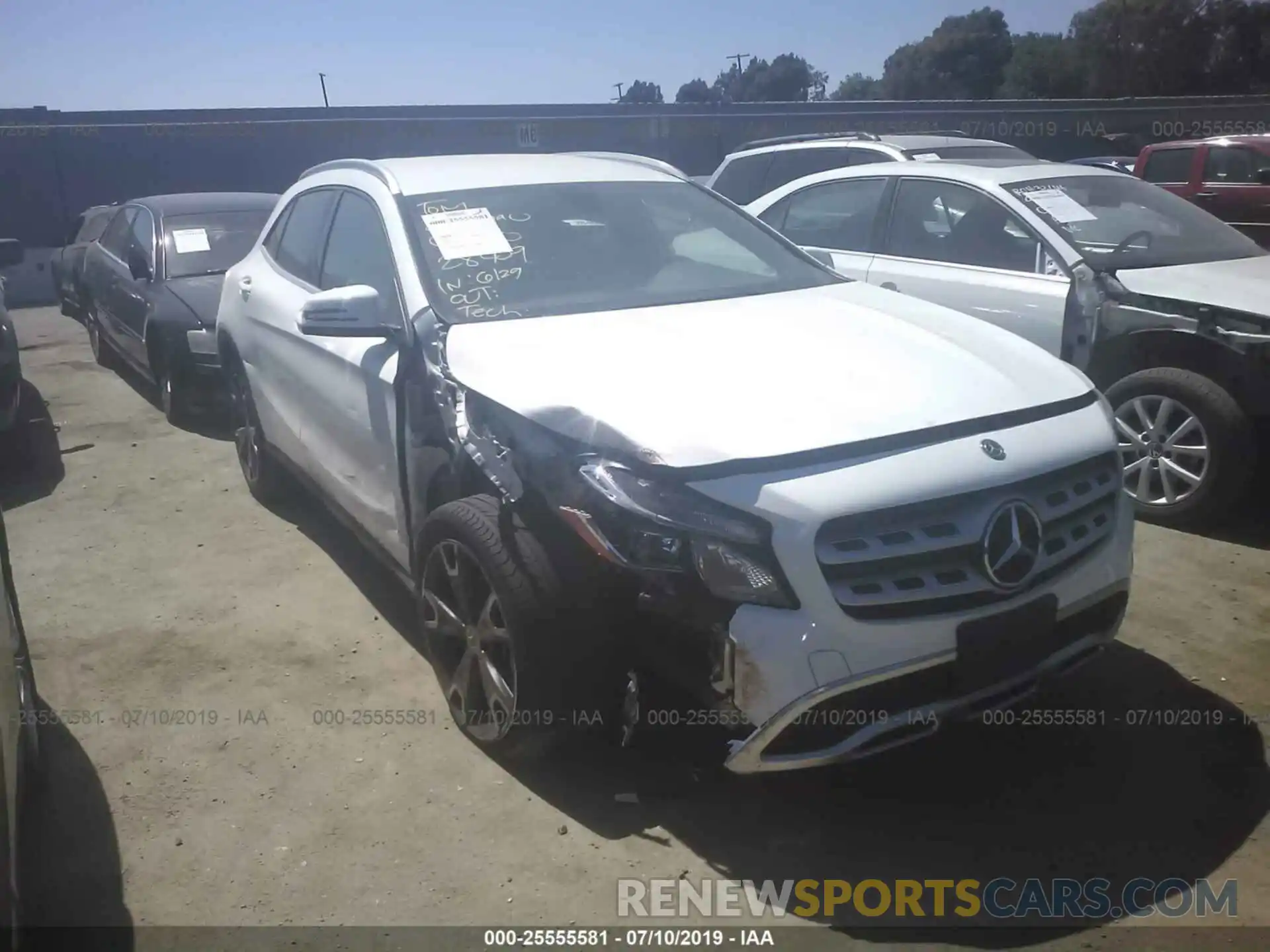 1 Photograph of a damaged car WDCTG4EB4KU000762 MERCEDES-BENZ GLA 2019