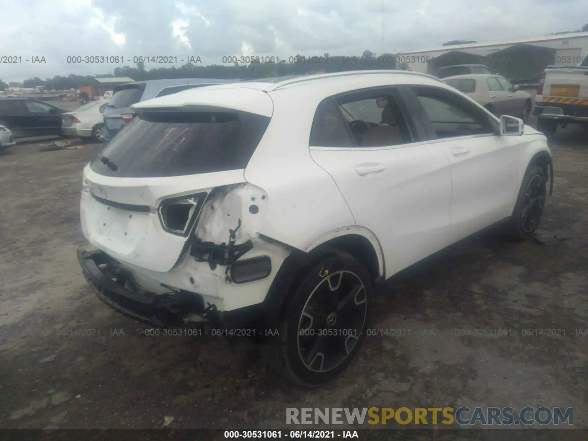 4 Photograph of a damaged car WDCTG4EB4KU003404 MERCEDES-BENZ GLA 2019