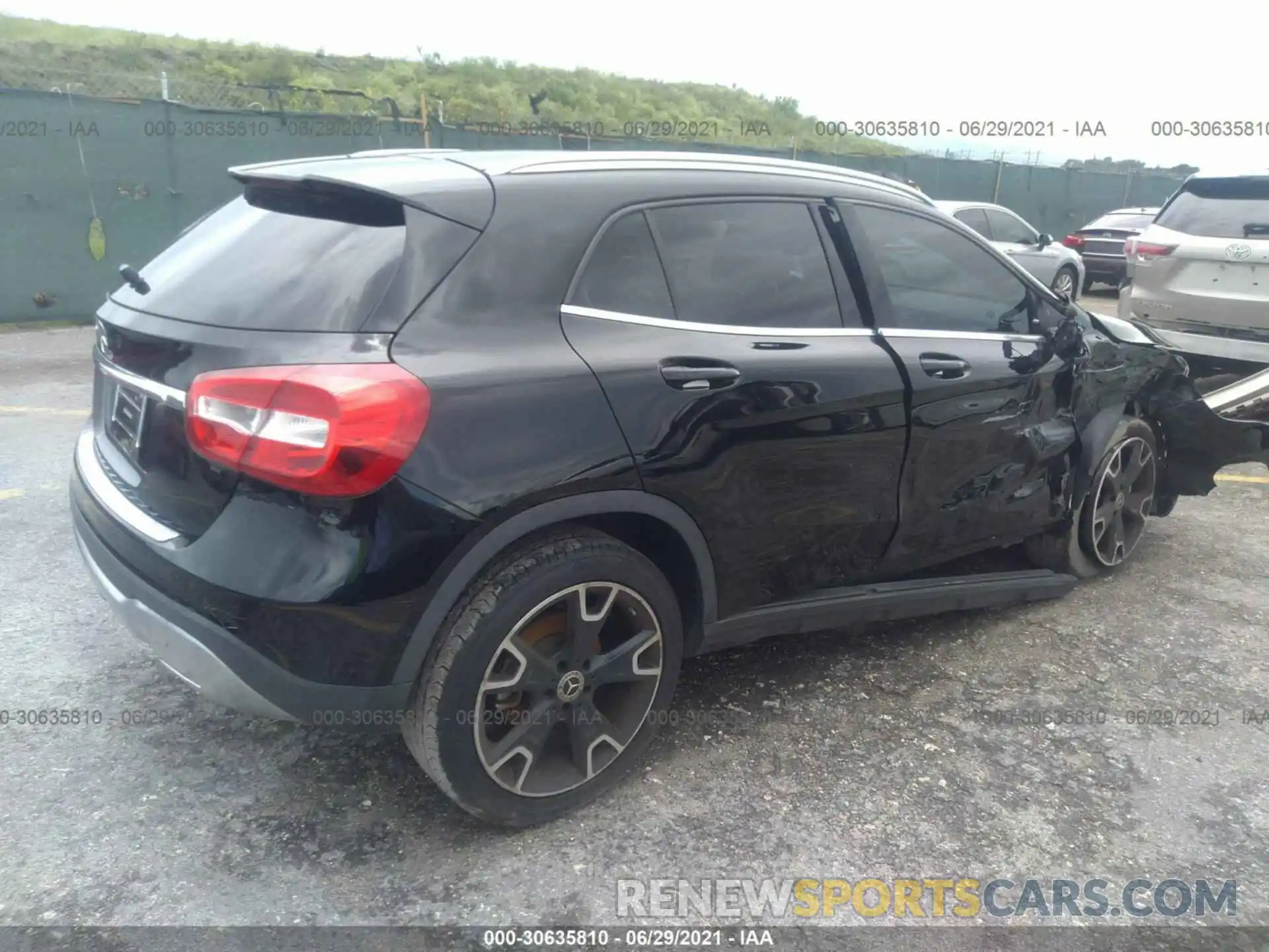 4 Photograph of a damaged car WDCTG4EB7KJ576282 MERCEDES-BENZ GLA 2019