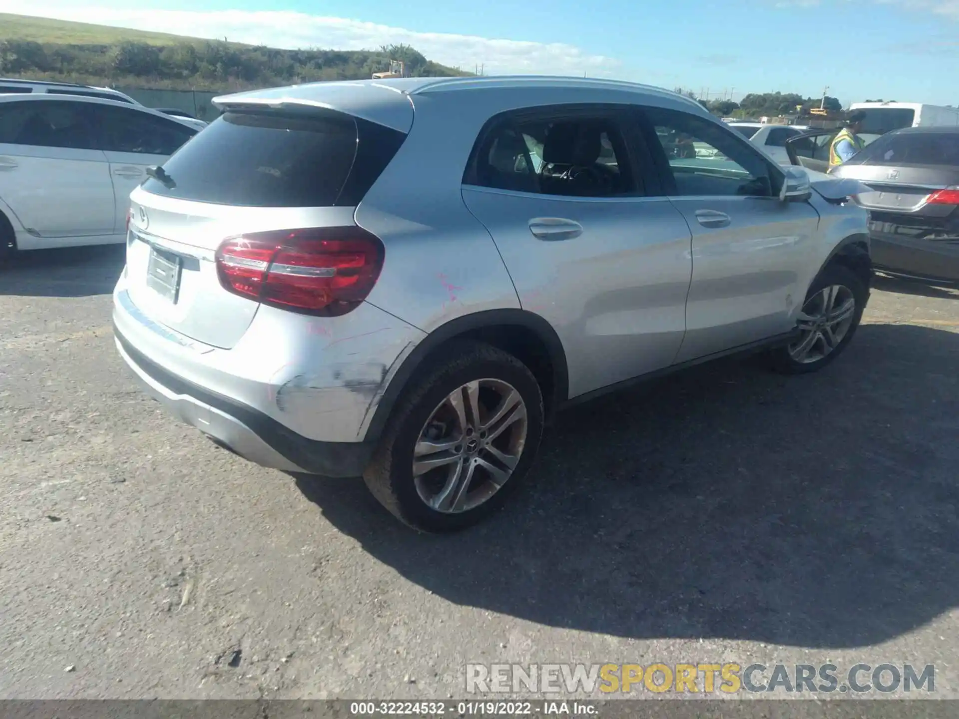 4 Фотография поврежденного автомобиля WDCTG4EB9KU017038 MERCEDES-BENZ GLA 2019