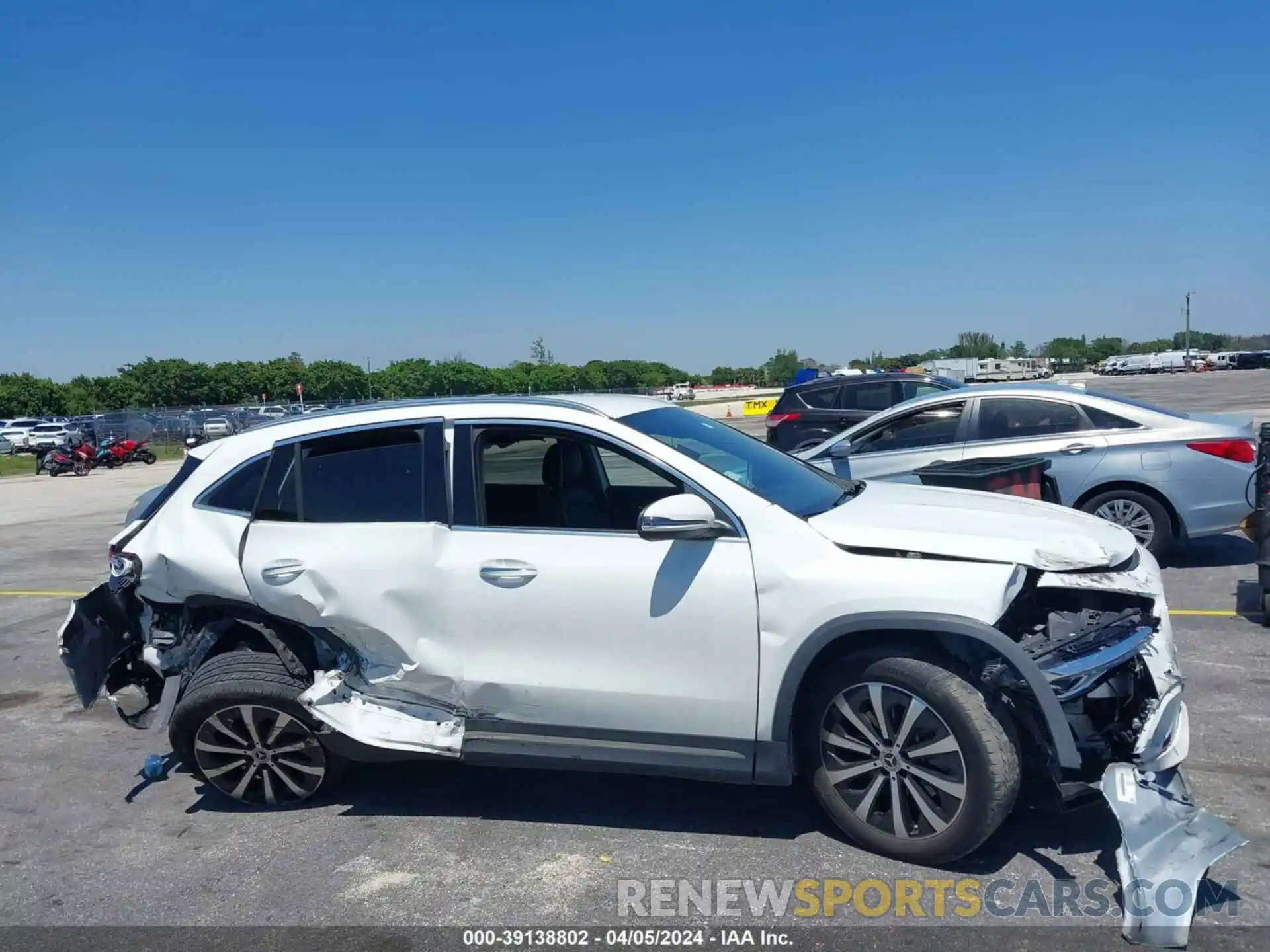 13 Photograph of a damaged car W1N4N4HB7NJ390105 MERCEDES-BENZ GLA 2022