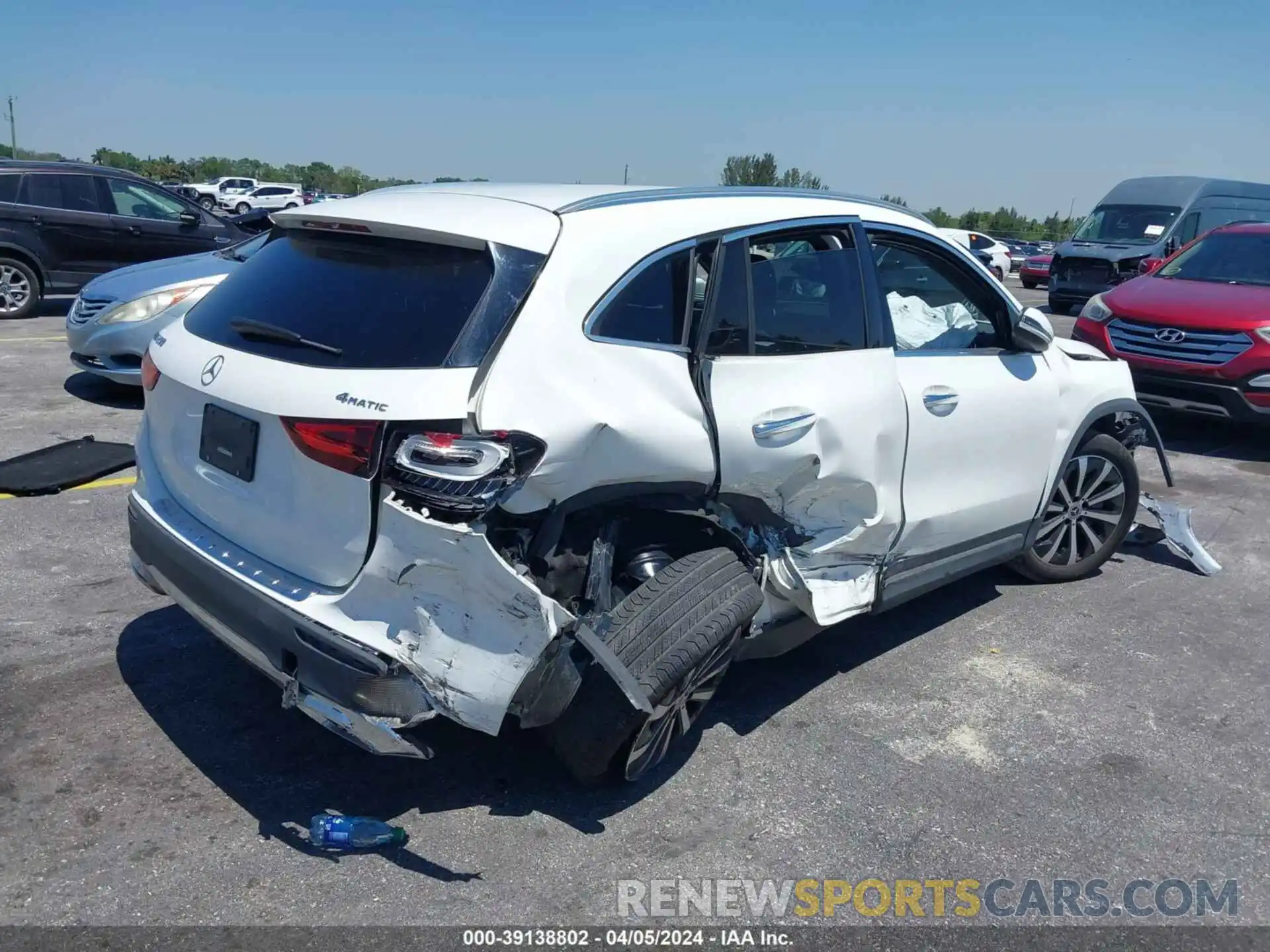 4 Photograph of a damaged car W1N4N4HB7NJ390105 MERCEDES-BENZ GLA 2022