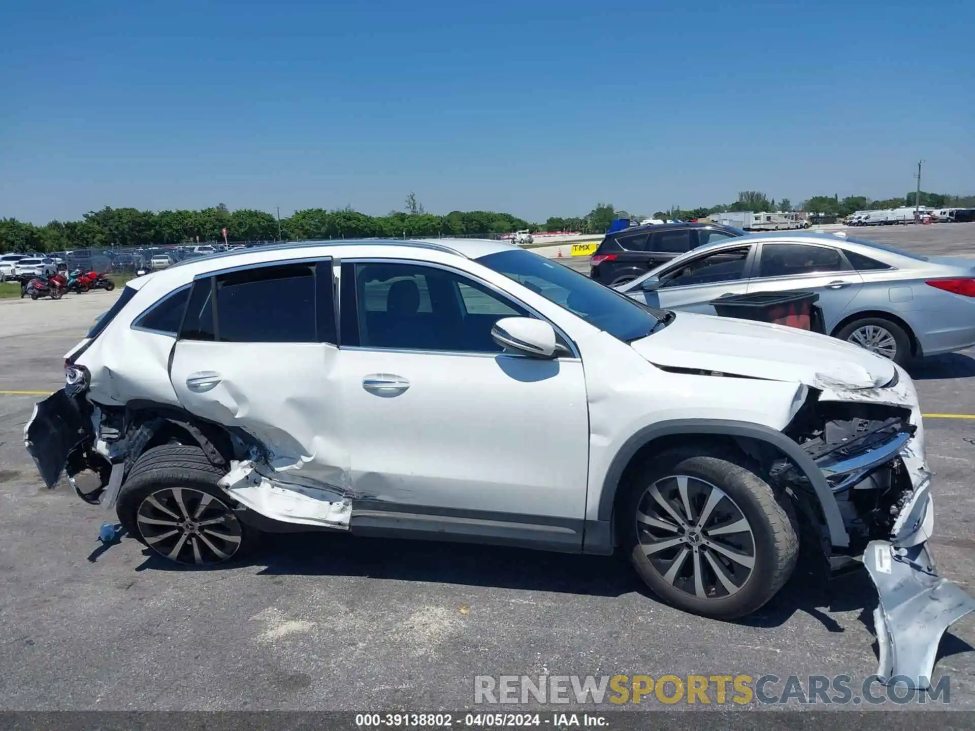 6 Photograph of a damaged car W1N4N4HB7NJ390105 MERCEDES-BENZ GLA 2022