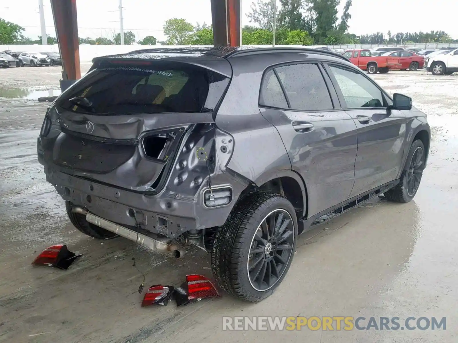 4 Photograph of a damaged car WDCTG4EB2KJ571412 MERCEDES-BENZ GLA 250 2019