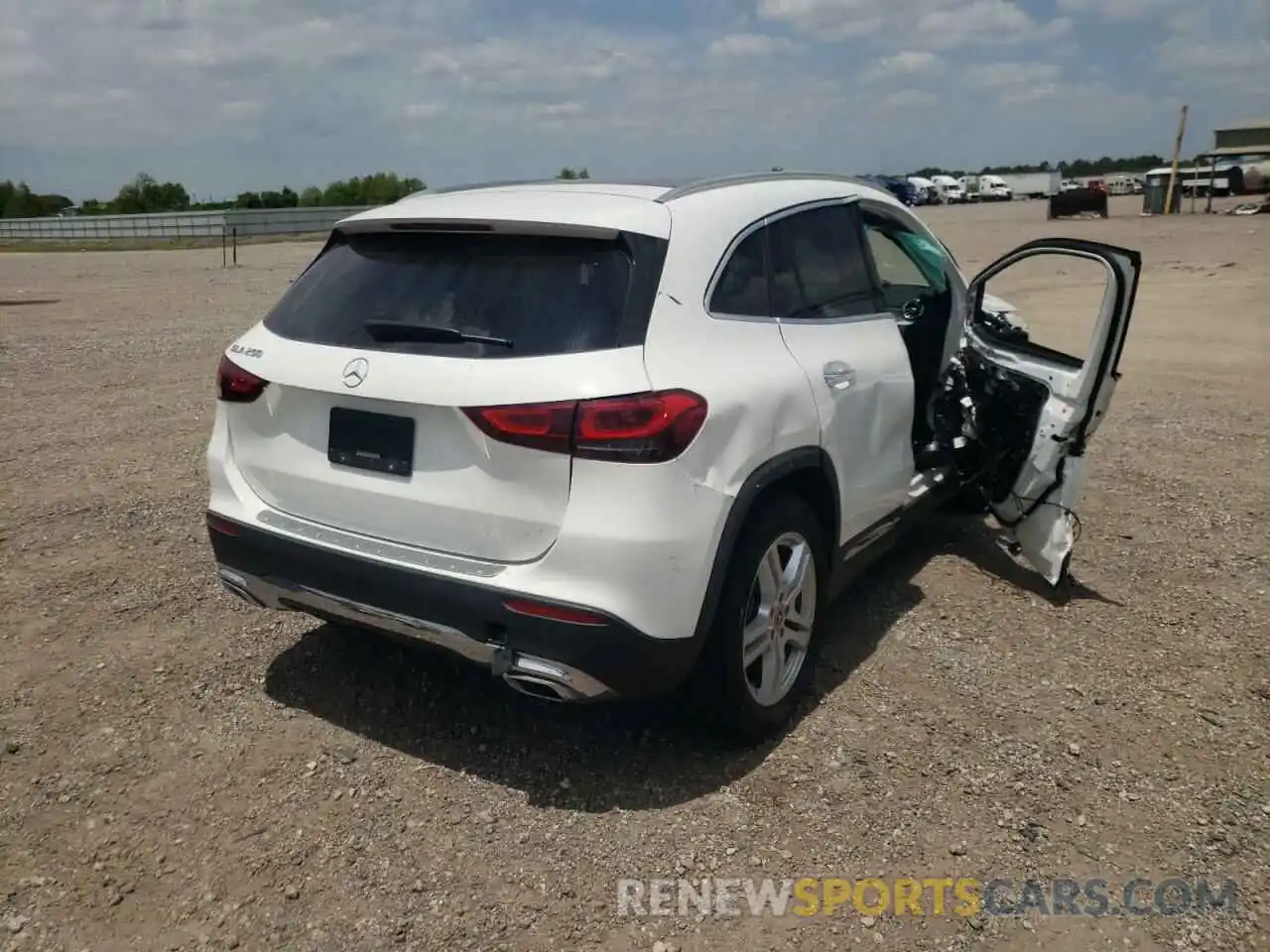 4 Photograph of a damaged car W1N4N4GB6MJ271686 MERCEDES-BENZ GLA-CLASS 2021