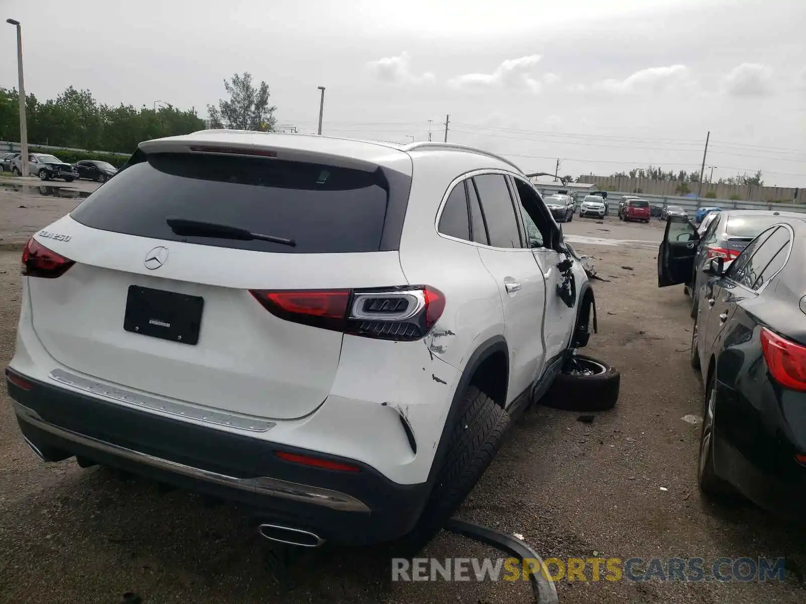 4 Photograph of a damaged car W1N4N4GB8MJ220738 MERCEDES-BENZ GLA-CLASS 2021