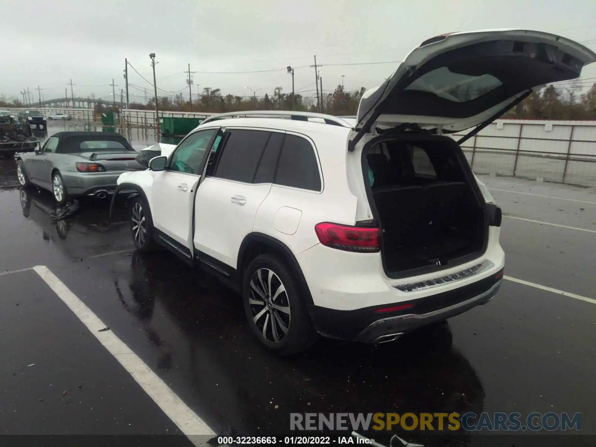 3 Photograph of a damaged car W1N4M4GB4MW123283 MERCEDES-BENZ GLB 2021