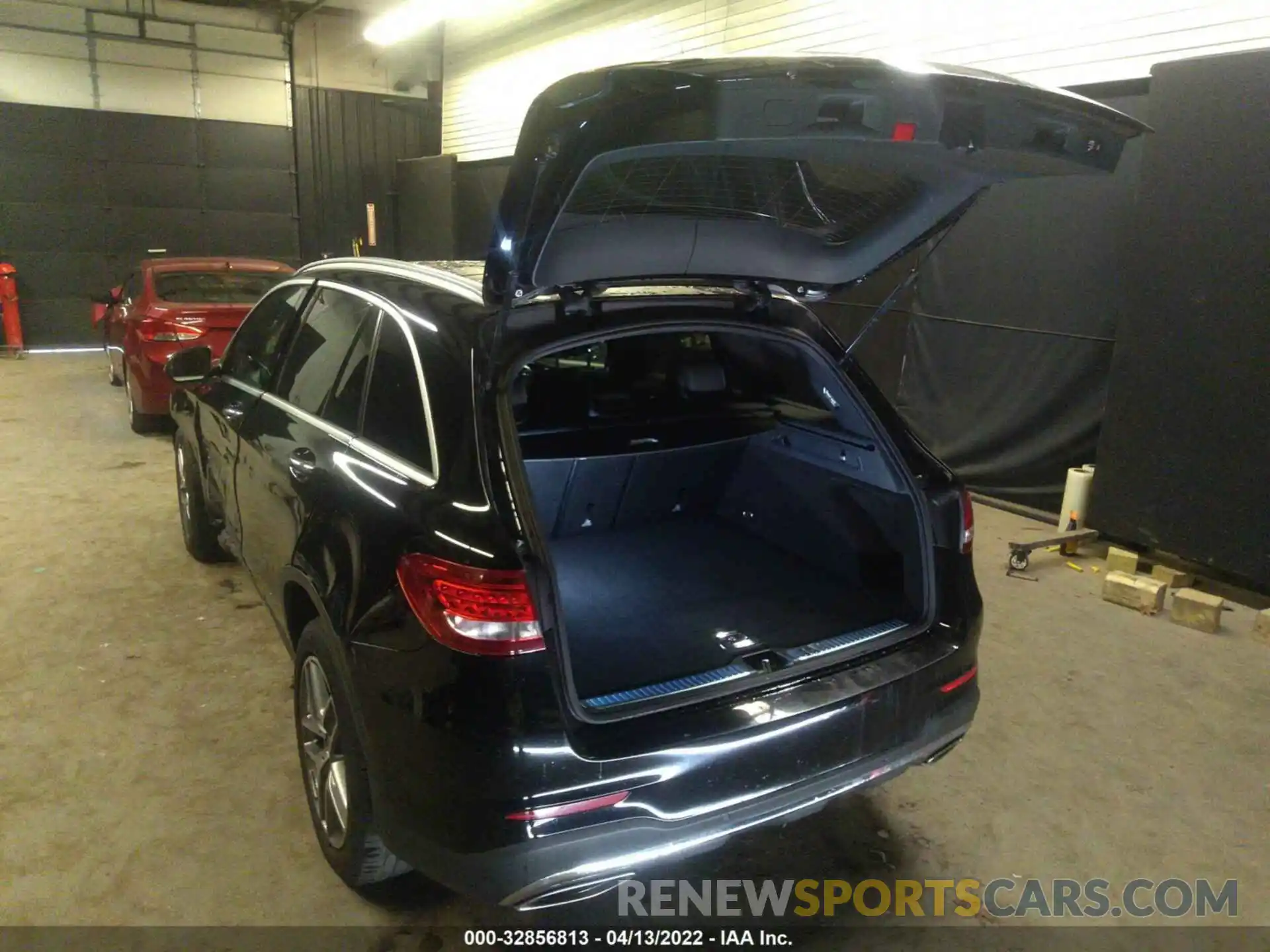 3 Photograph of a damaged car WDC0G4KB7KV147109 MERCEDES-BENZ GLC 2019