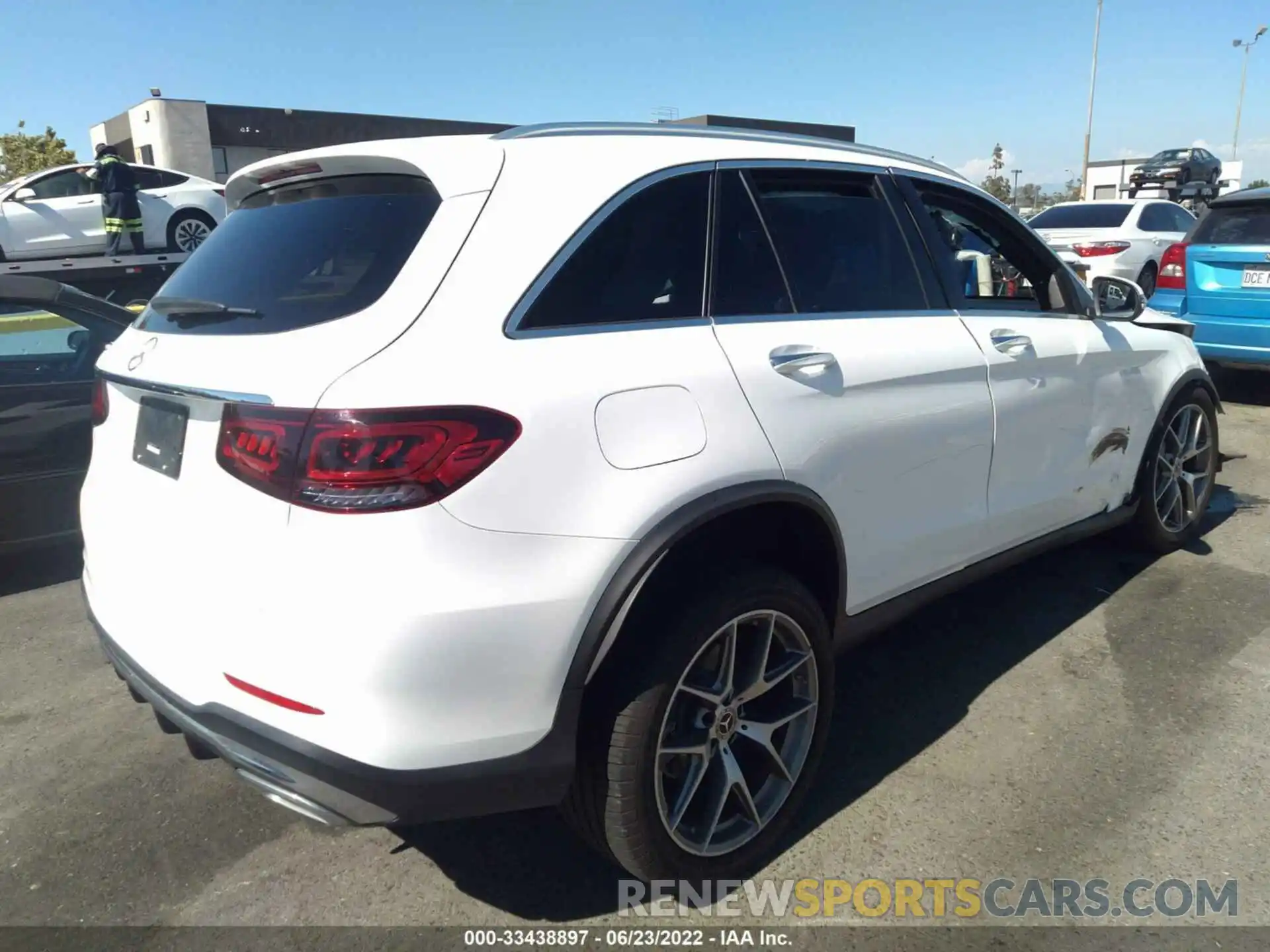 4 Фотография поврежденного автомобиля WDC0G8DB4LF718359 MERCEDES-BENZ GLC 2020