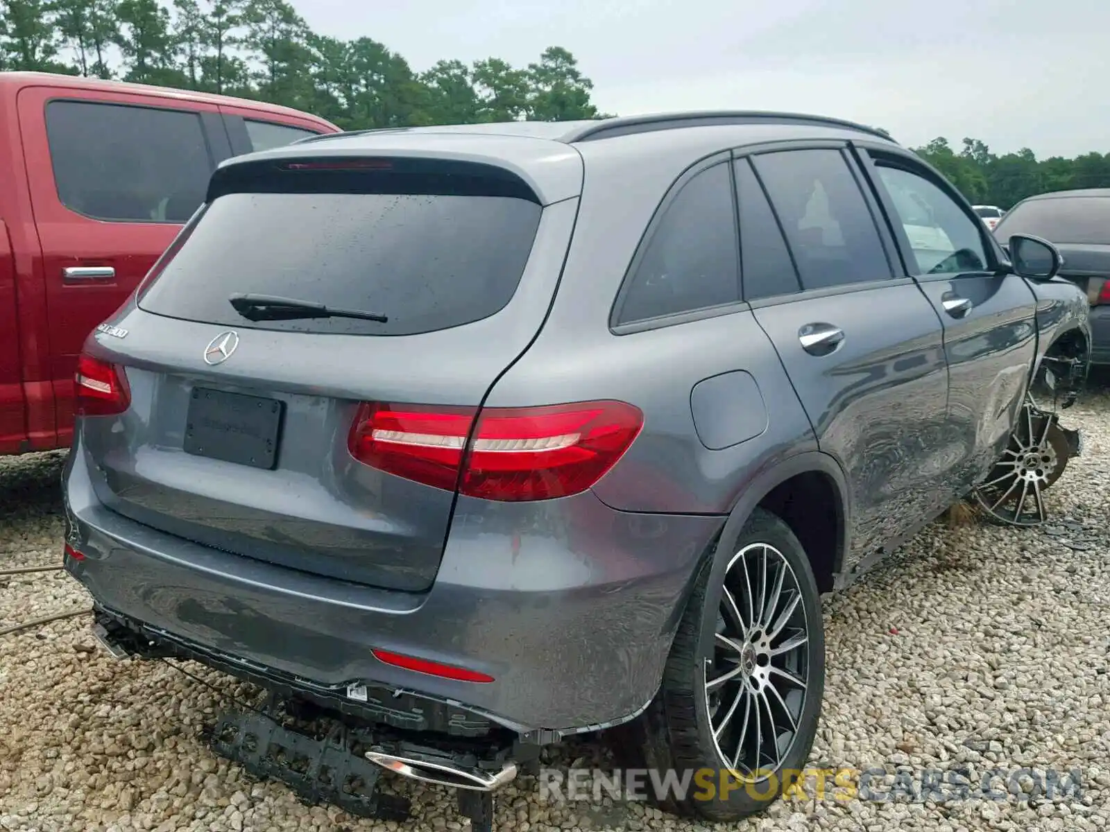 4 Photograph of a damaged car WDC0G4JB0KV127933 MERCEDES-BENZ GLC 300 2019