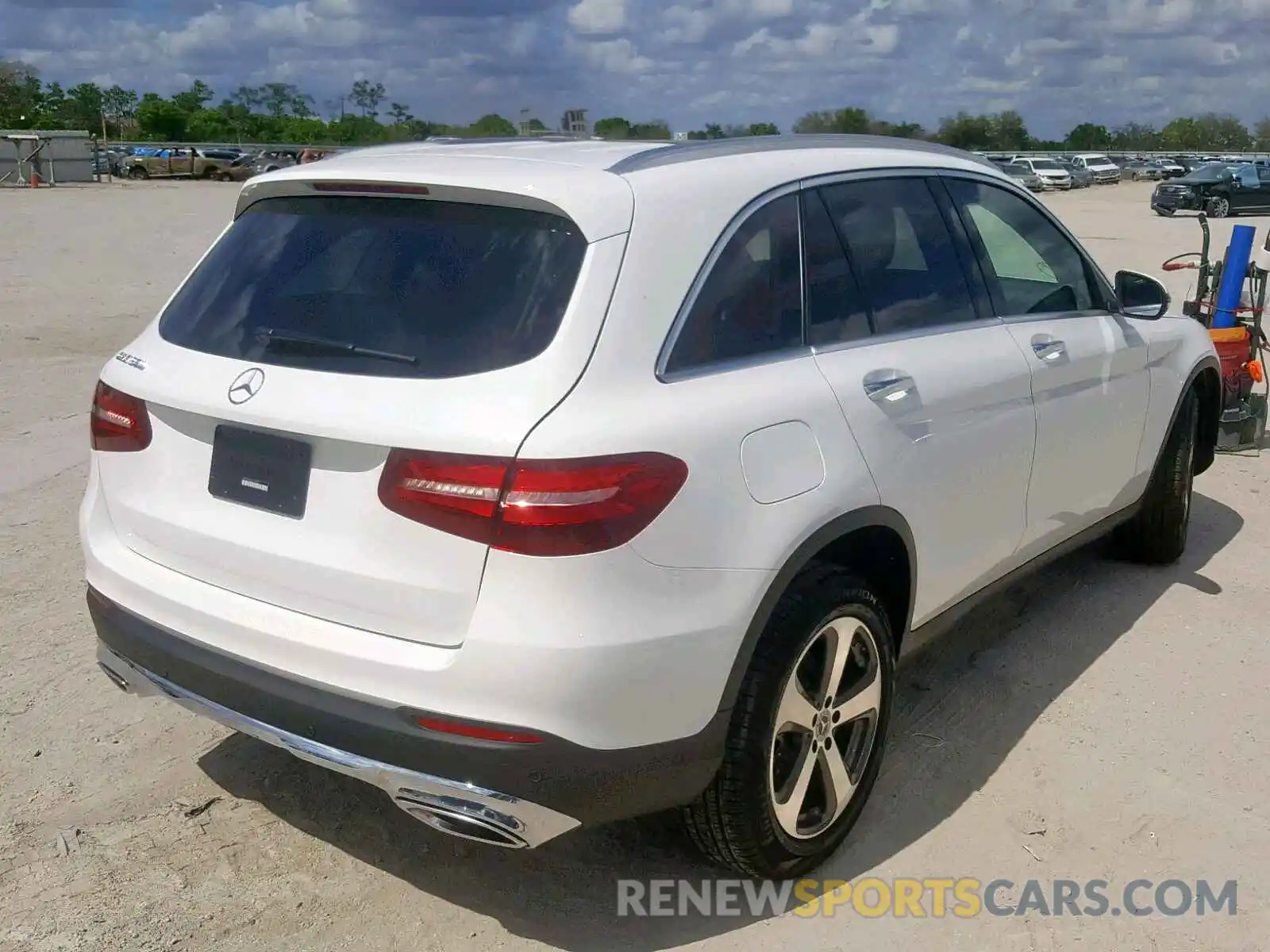 4 Photograph of a damaged car WDC0G4JB5KV139320 MERCEDES-BENZ GLC 300 2019