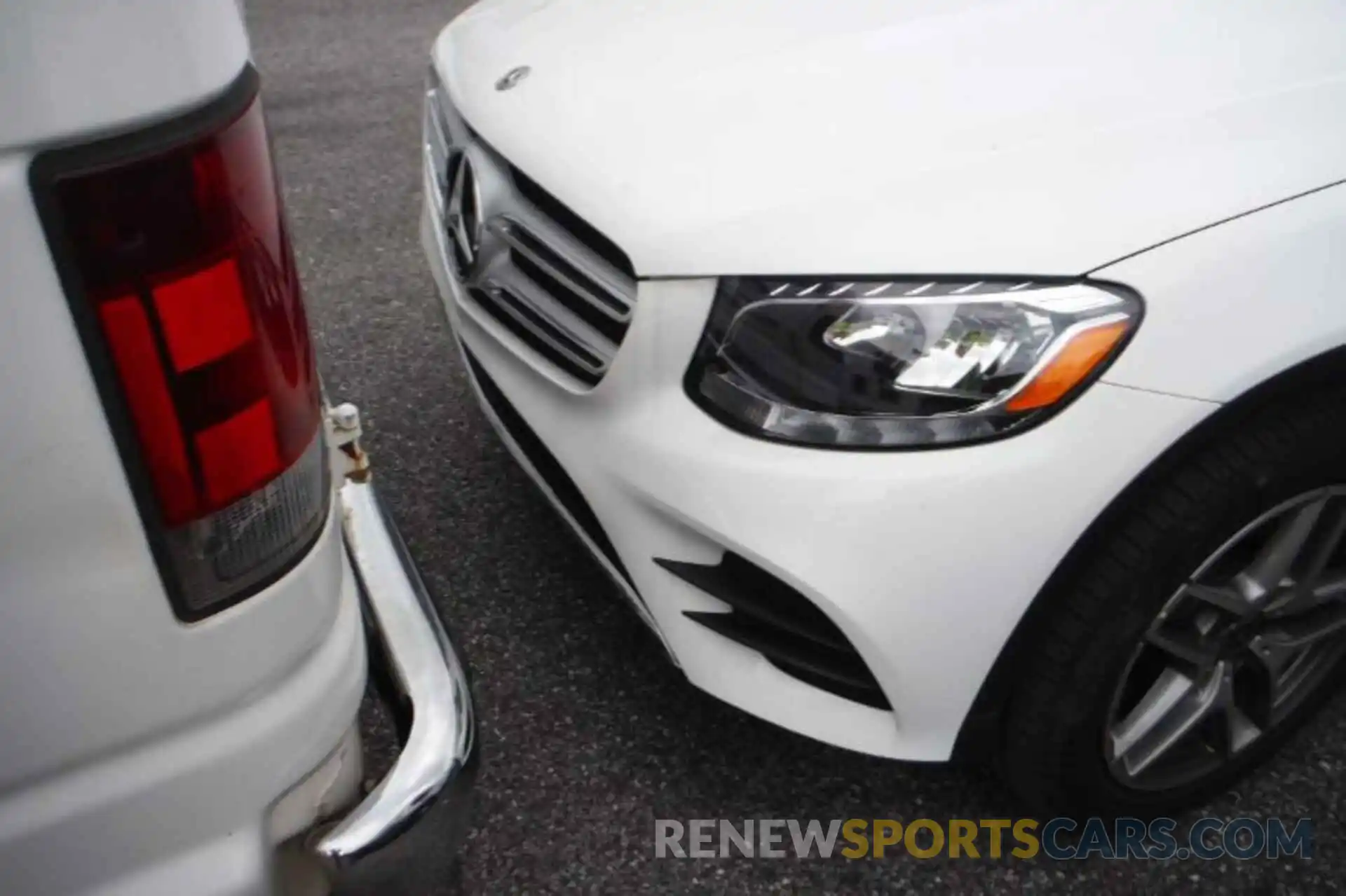 3 Photograph of a damaged car WDC0G4JB5KV176271 MERCEDES-BENZ GLC 300 2019