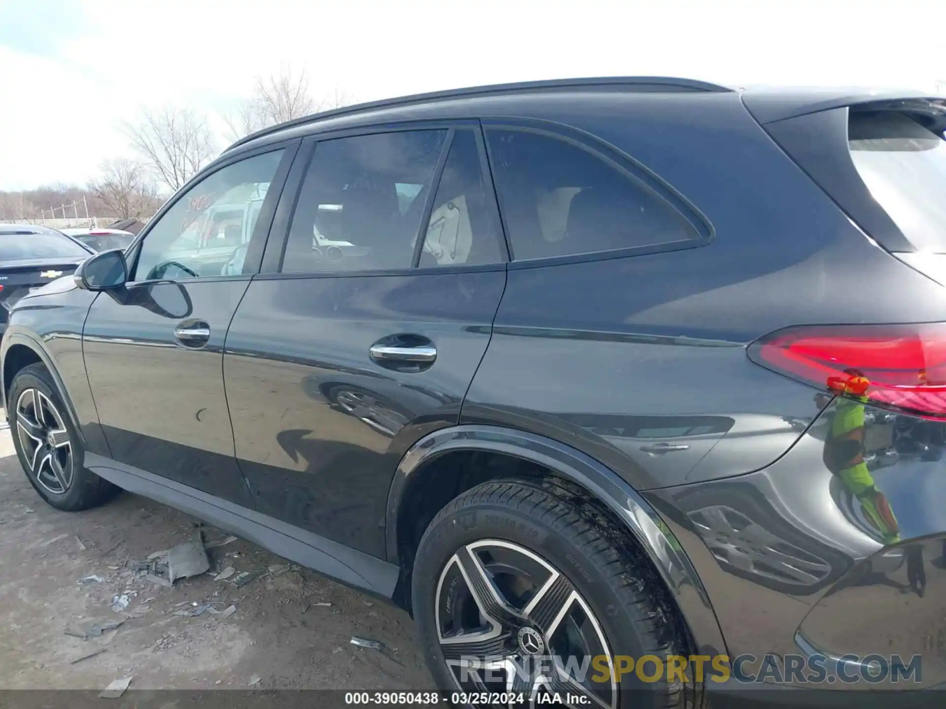 14 Photograph of a damaged car W1NKM4HB5RF115898 MERCEDES-BENZ GLC 300 2024