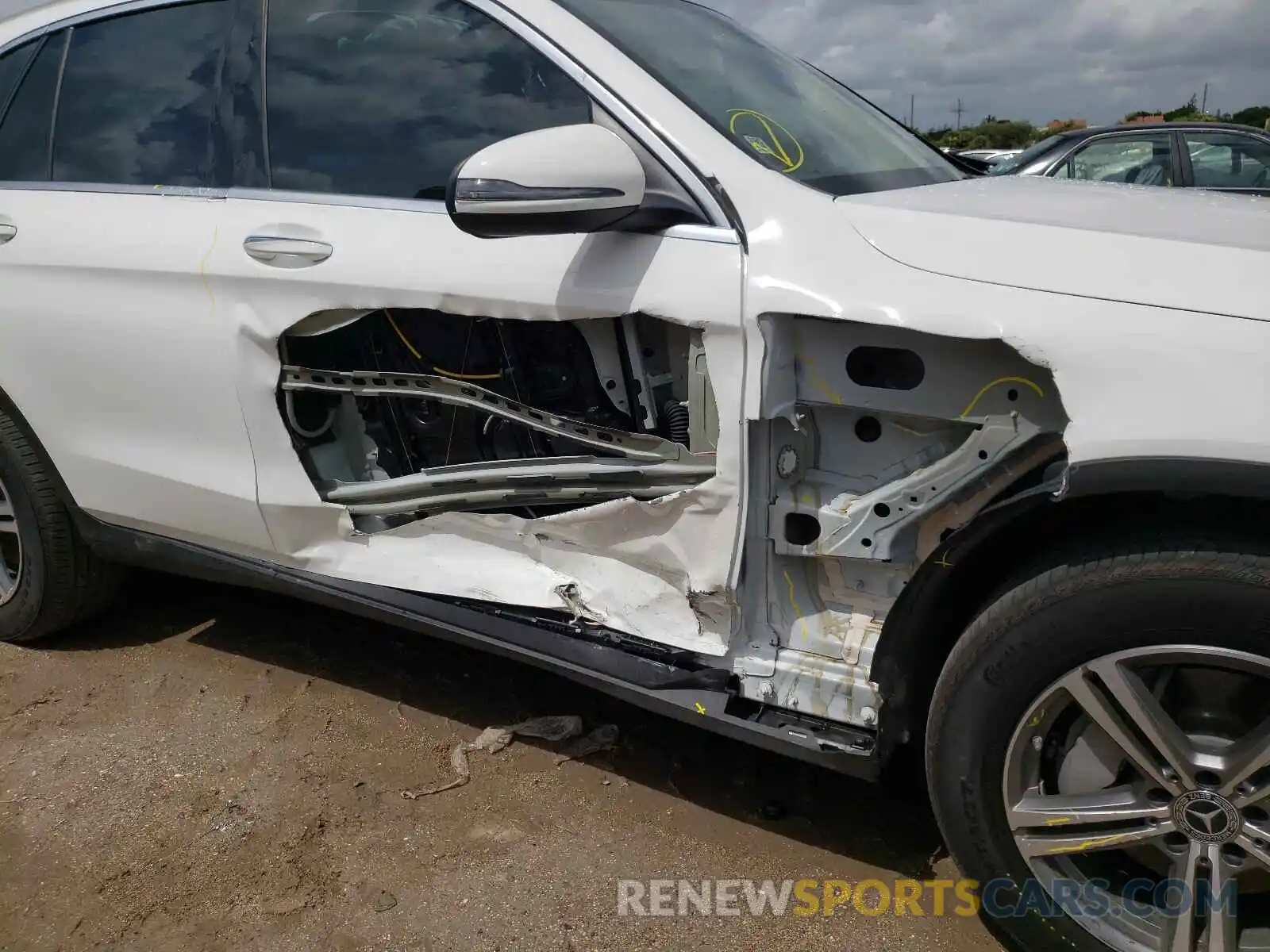 9 Photograph of a damaged car W1N0G8DB4LF785445 MERCEDES-BENZ GLC-CLASS 2020