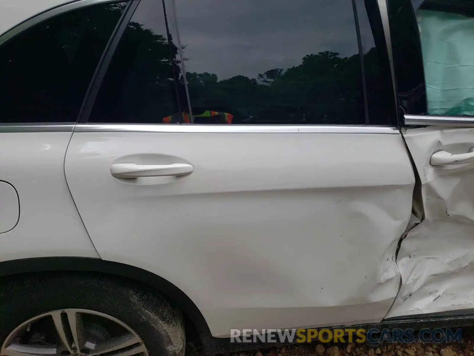 6 Photograph of a damaged car WDC0G8DB2LF693879 MERCEDES-BENZ GLC-CLASS 2020