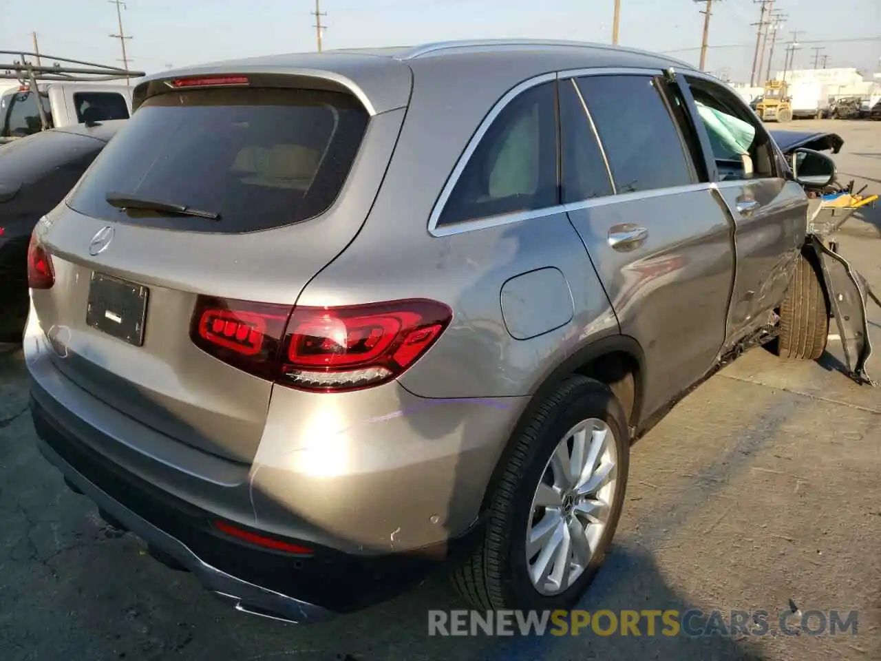 4 Photograph of a damaged car WDC0G8DBXLF705230 MERCEDES-BENZ GLC-CLASS 2020