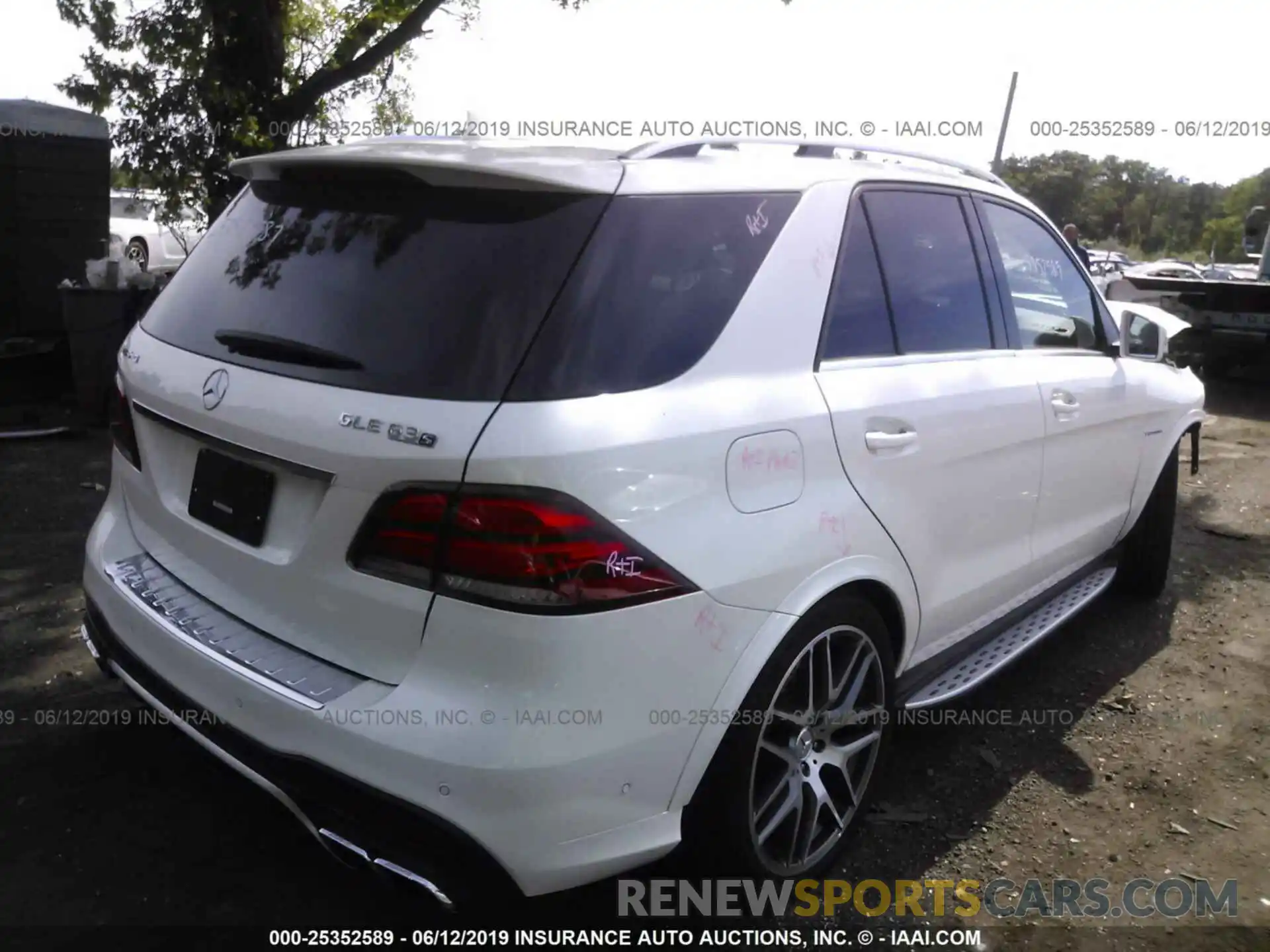 4 Photograph of a damaged car 4JGDA7FB4KB213522 MERCEDES-BENZ GLE 2019