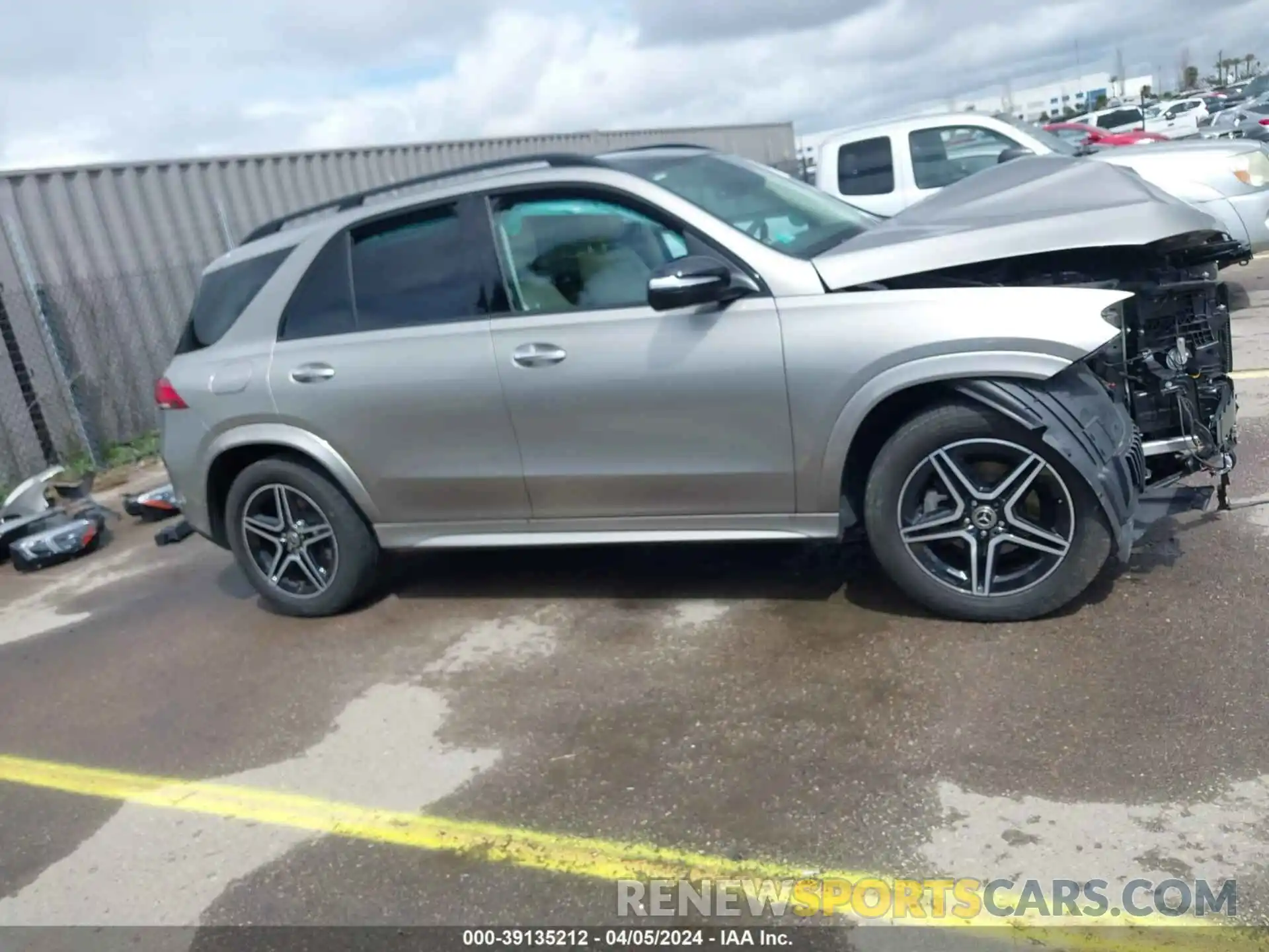 14 Photograph of a damaged car 4JGFB4JB0NA606889 MERCEDES-BENZ GLE 2022