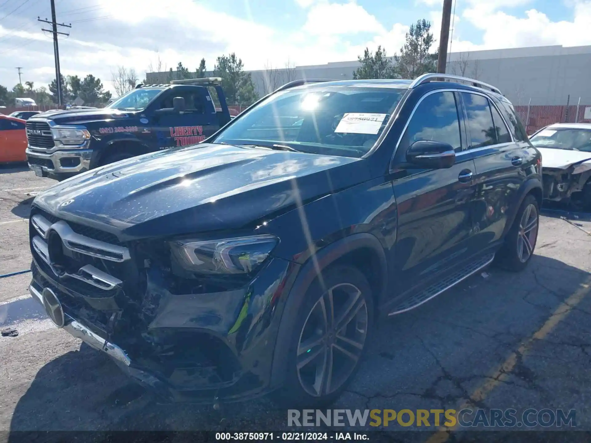 2 Photograph of a damaged car 4JGFB4JB0NA681978 MERCEDES-BENZ GLE 350 2022