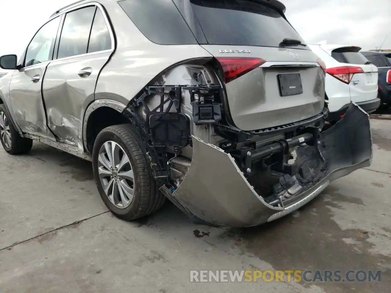 9 Photograph of a damaged car 4JGFB4JB1LA208829 MERCEDES-BENZ GLE-CLASS 2020