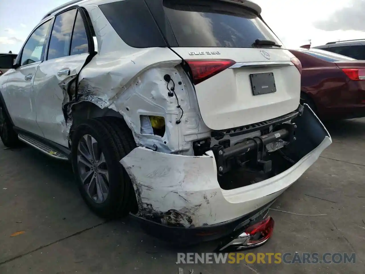 9 Photograph of a damaged car 4JGFB4JBXNA673922 MERCEDES-BENZ GLE-CLASS 2022