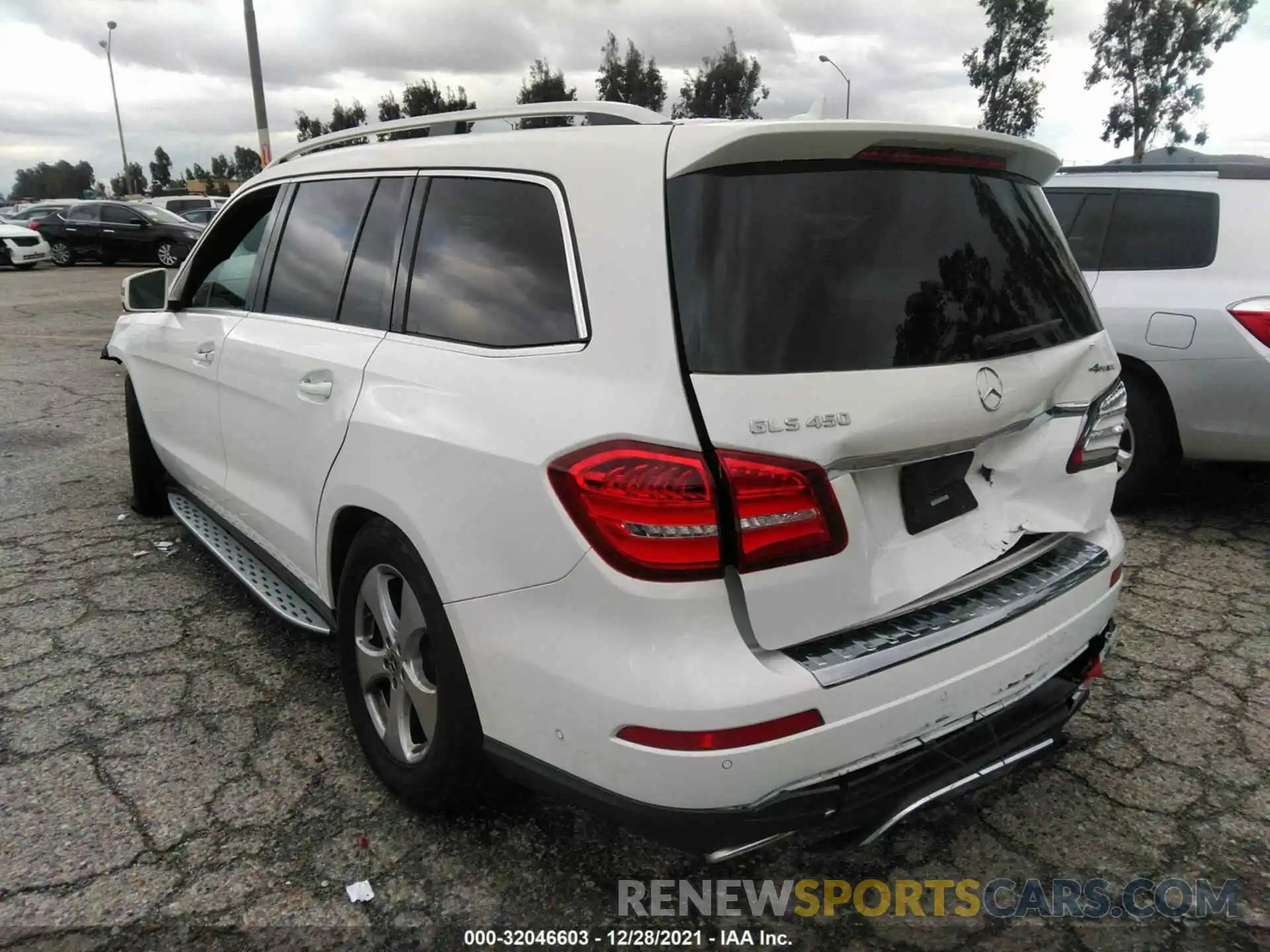 3 Photograph of a damaged car 4JGDF6EE8KB233313 MERCEDES-BENZ GLS 2019