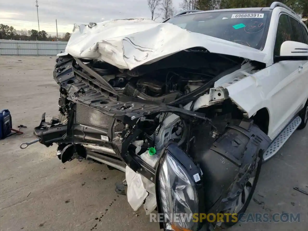 9 Photograph of a damaged car 4JGDF6EE4KB228061 MERCEDES-BENZ GLS-CLASS 2019