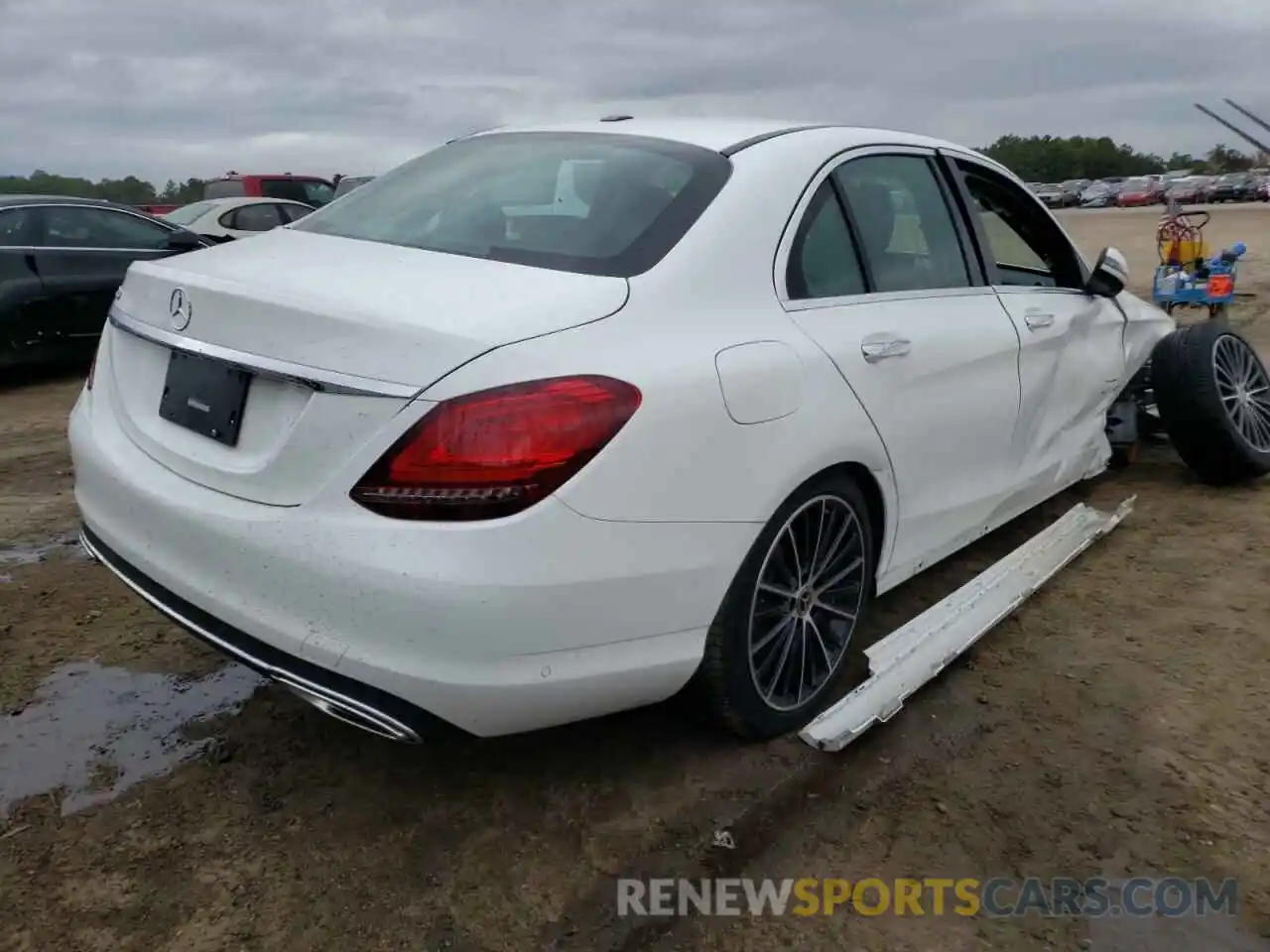 4 Photograph of a damaged car W1KWF8DB1MR631043 MERCEDES-BENZ M-CLASS 2021