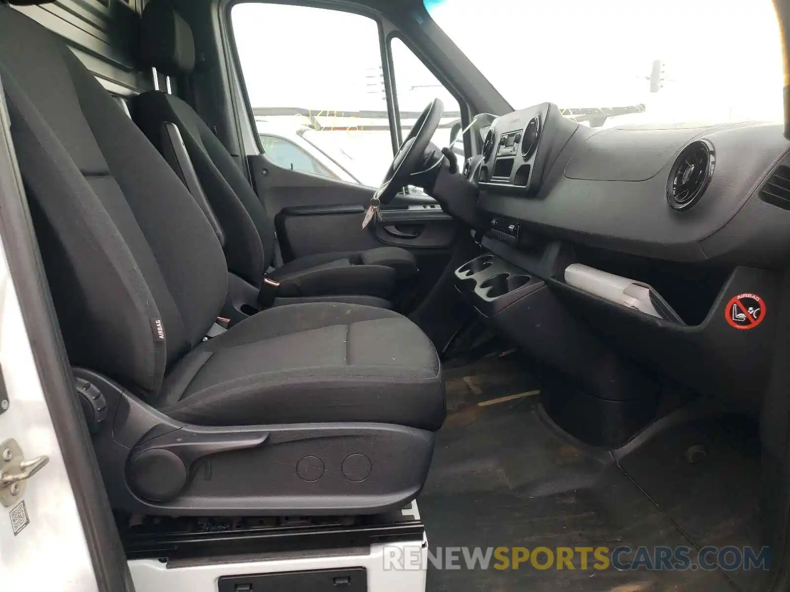 5 Photograph of a damaged car WD3PF0CD2KP055338 MERCEDES-BENZ SPRINTER 2019