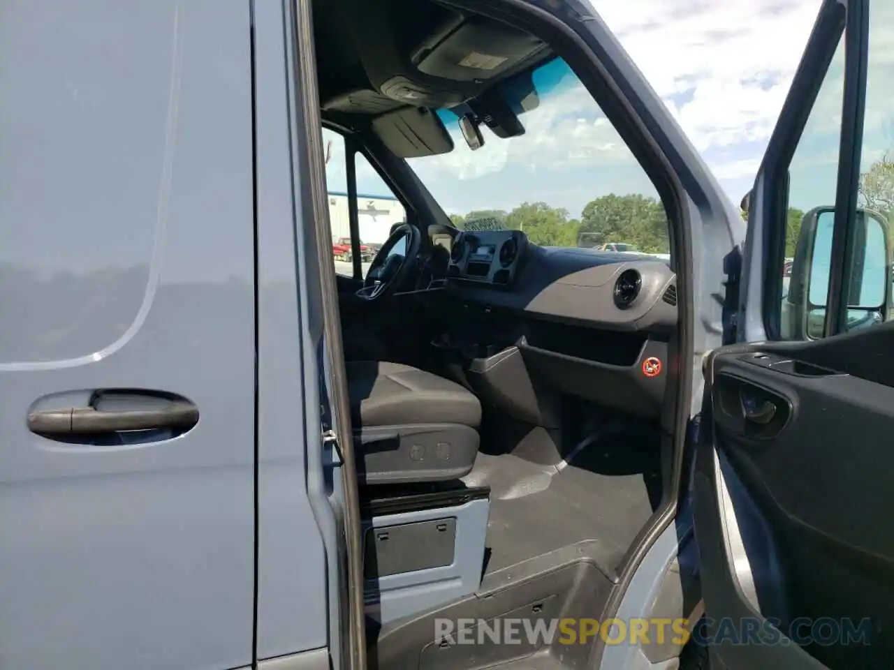 5 Photograph of a damaged car WD4PF0CD0KP064065 MERCEDES-BENZ SPRINTER 2019