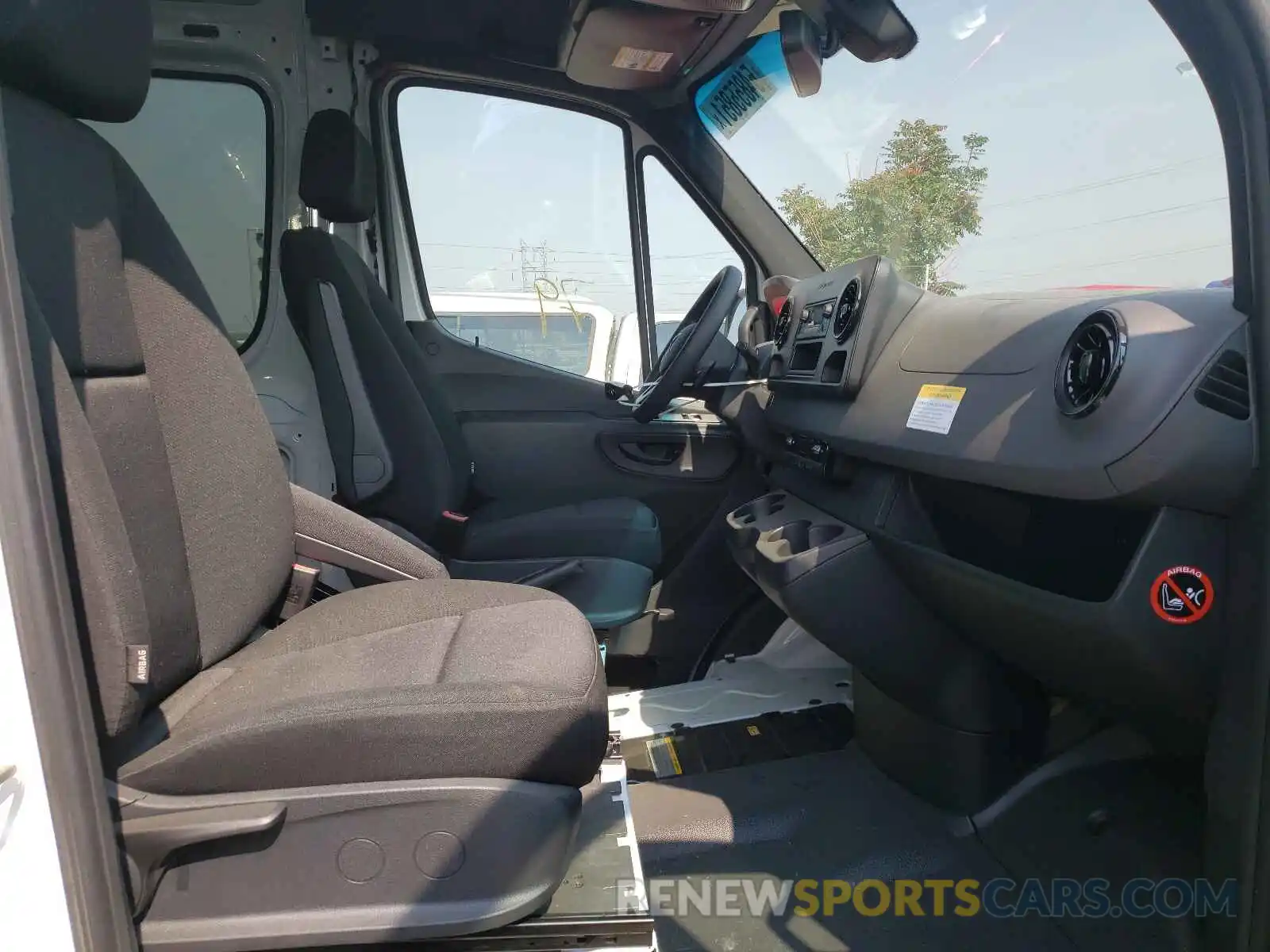 5 Photograph of a damaged car WD4PF0CD0KP085014 MERCEDES-BENZ SPRINTER 2019