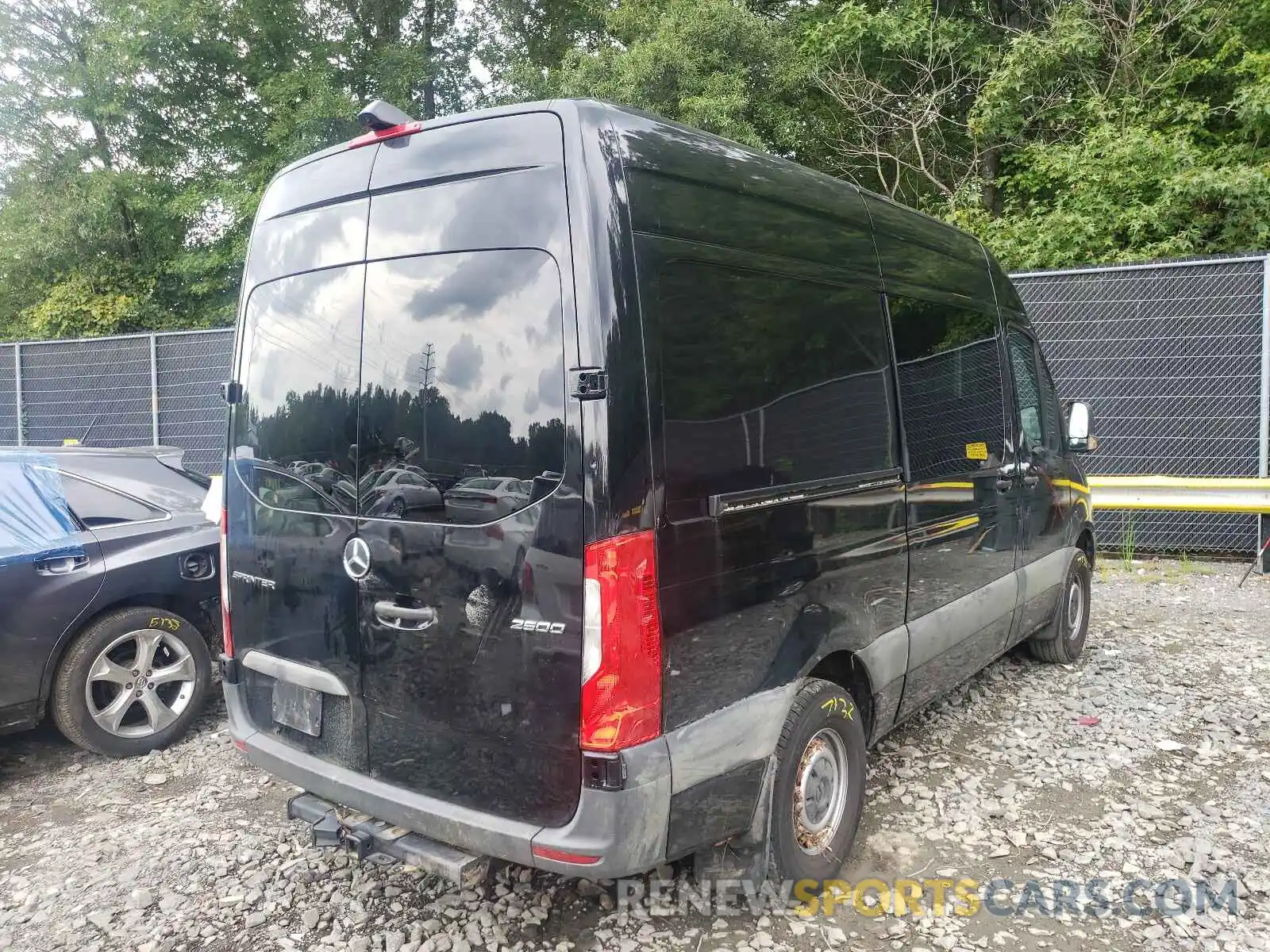 4 Photograph of a damaged car WD4PF0CD1KP090464 MERCEDES-BENZ SPRINTER 2019