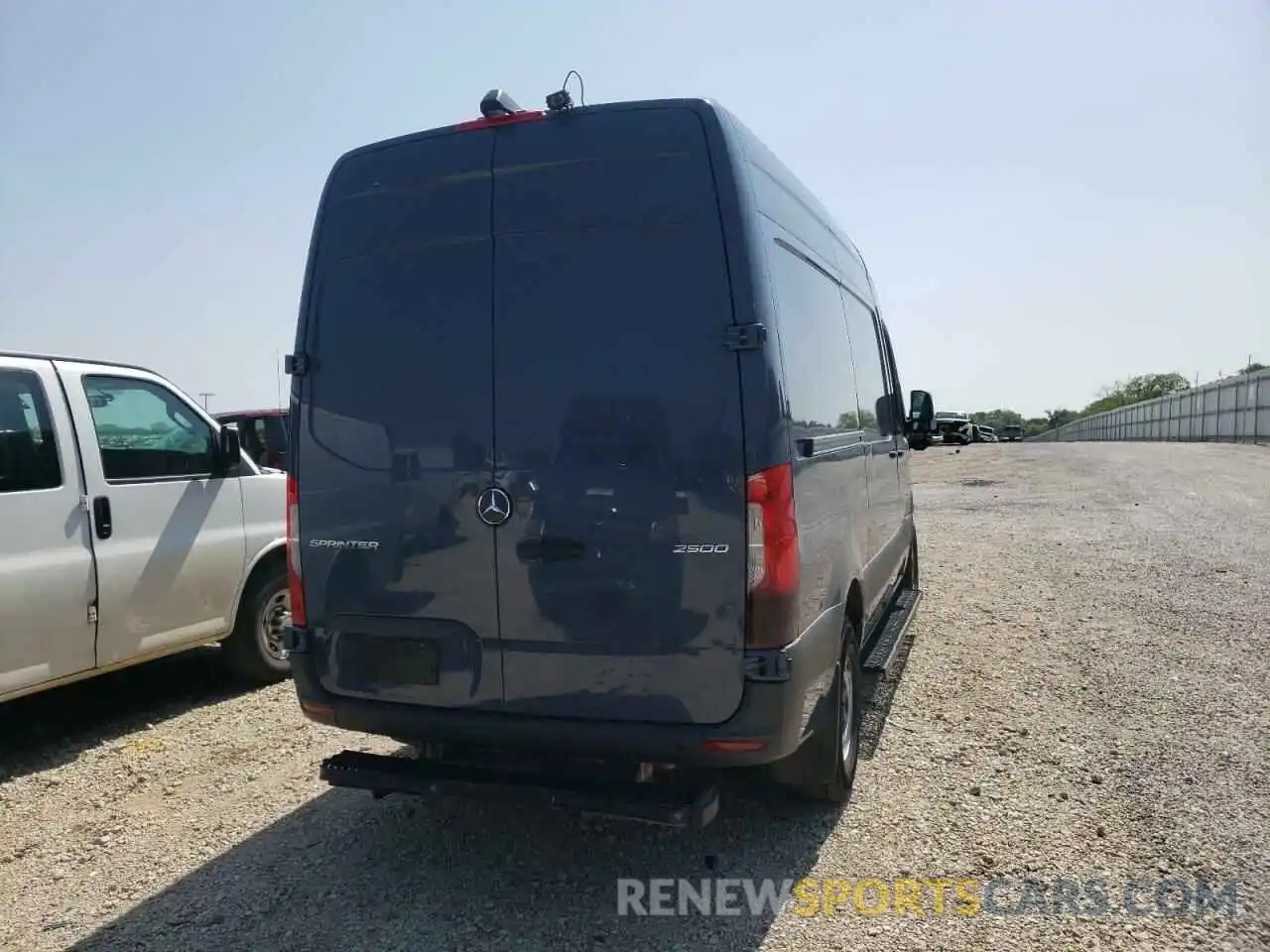 4 Photograph of a damaged car WD4PF0CD4KP040982 MERCEDES-BENZ SPRINTER 2019