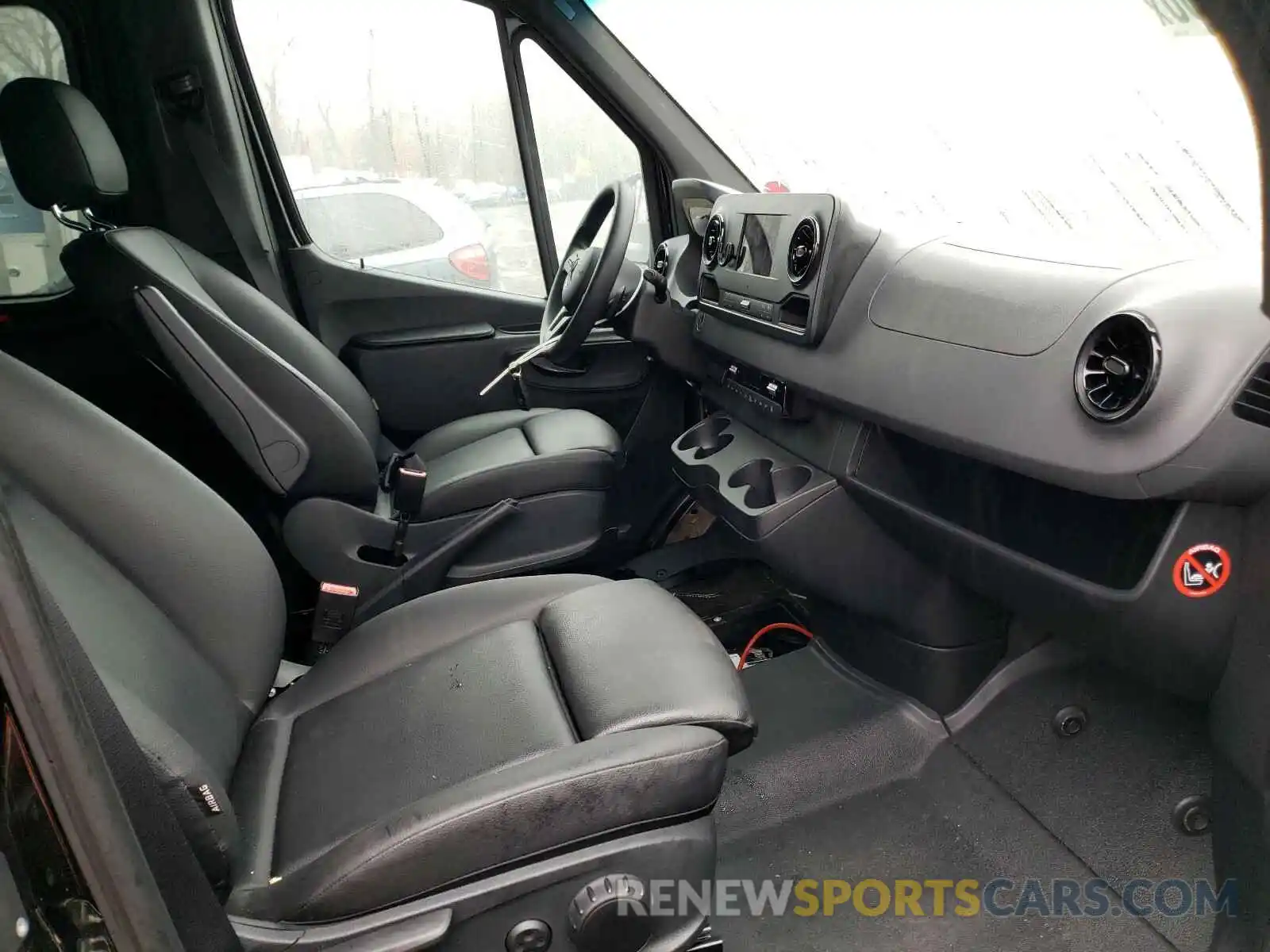 5 Photograph of a damaged car WDZPF0CD7KP023359 MERCEDES-BENZ SPRINTER 2019