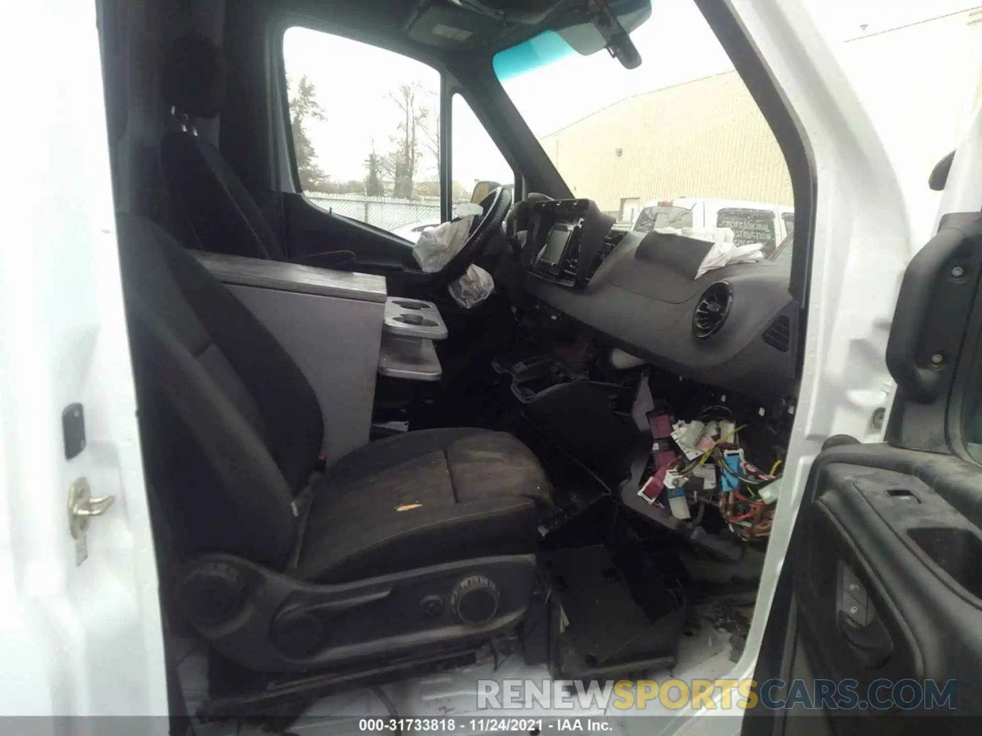 5 Photograph of a damaged car WDAPF3CD8KN034175 MERCEDES-BENZ SPRINTER CAB CHASSIS 2019