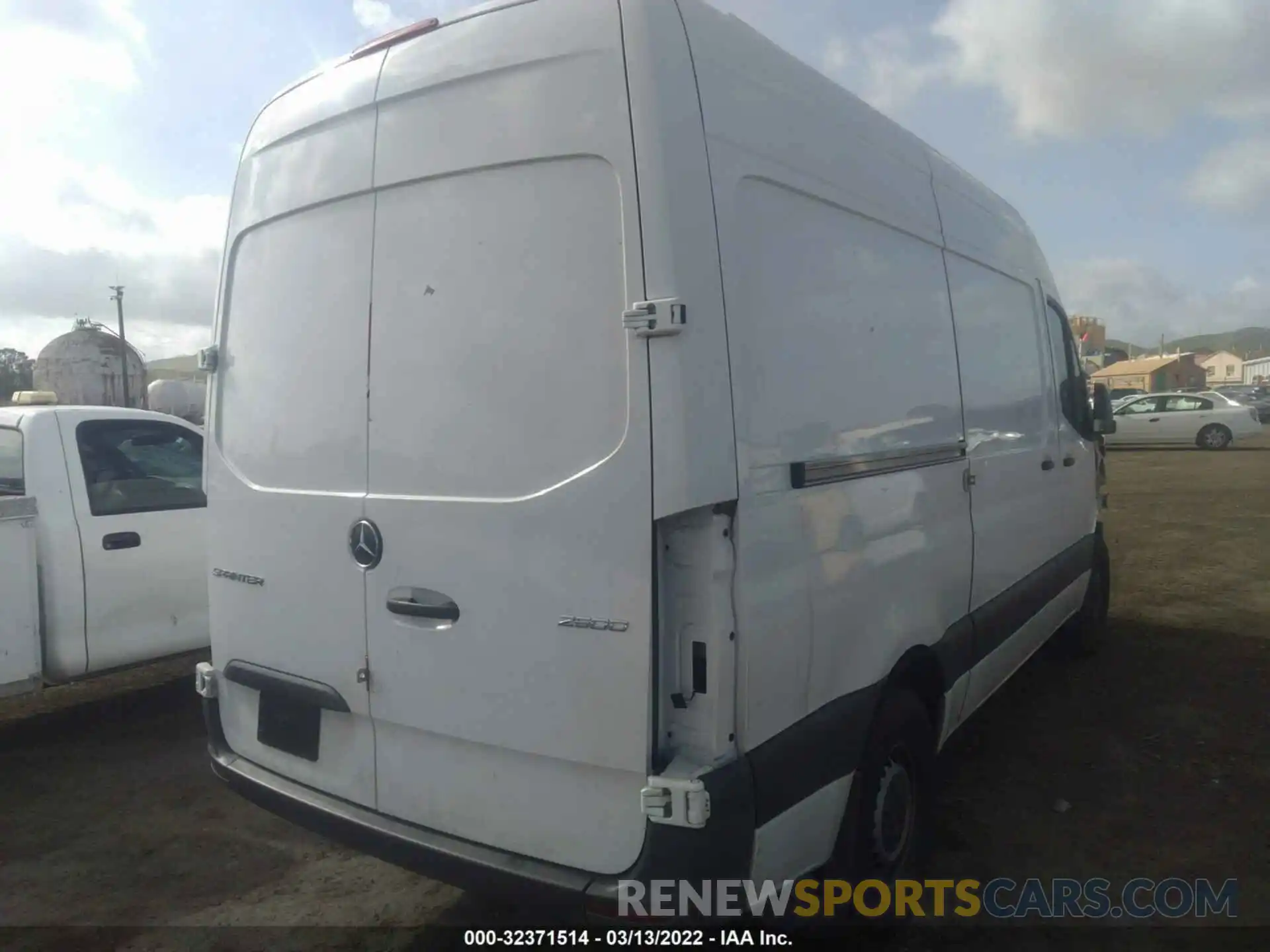 4 Фотография поврежденного автомобиля WD3PF0CD3KT005930 MERCEDES-BENZ SPRINTER CARGO VAN 2019