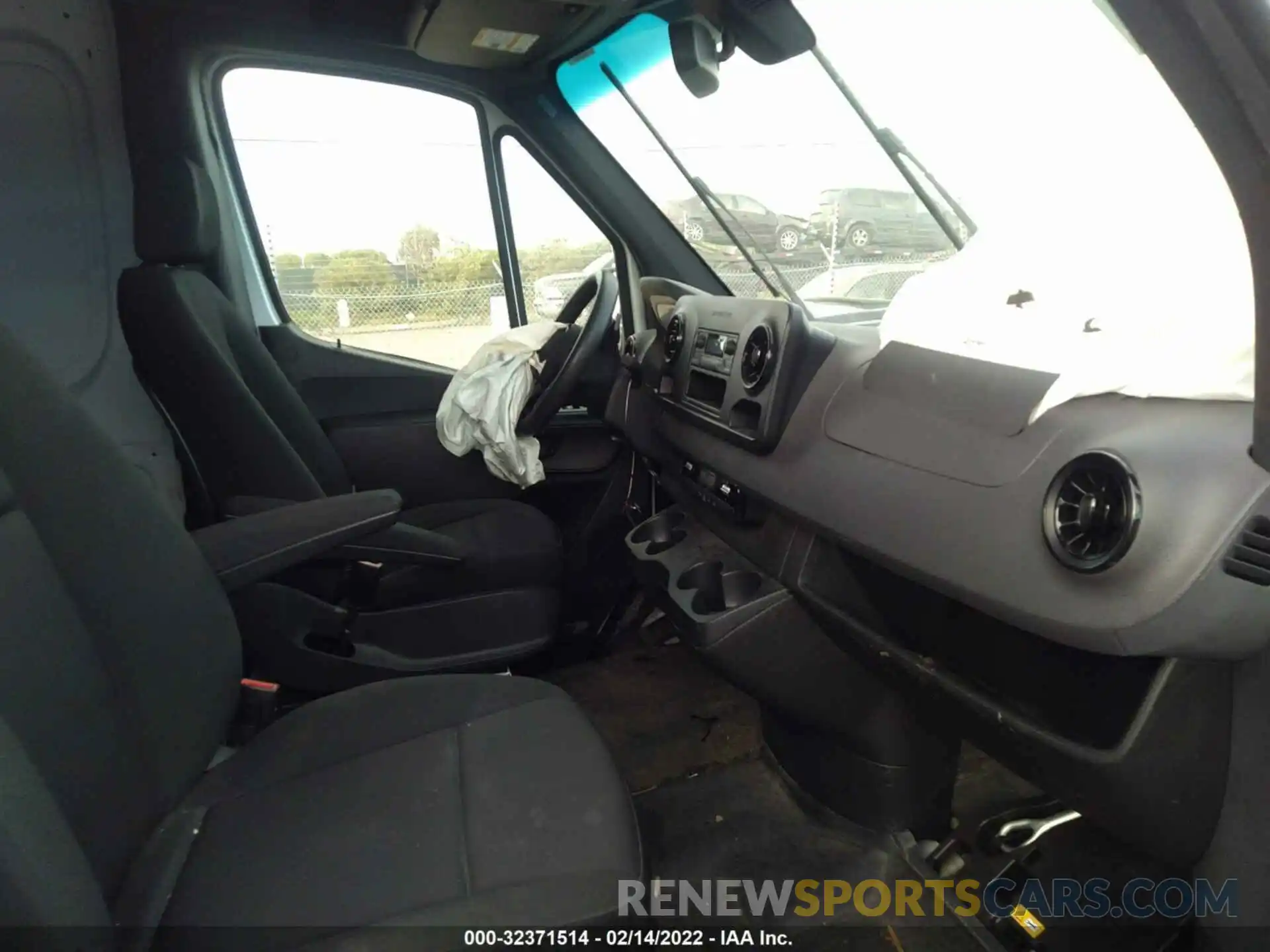 5 Photograph of a damaged car WD3PF0CD3KT005930 MERCEDES-BENZ SPRINTER CARGO VAN 2019