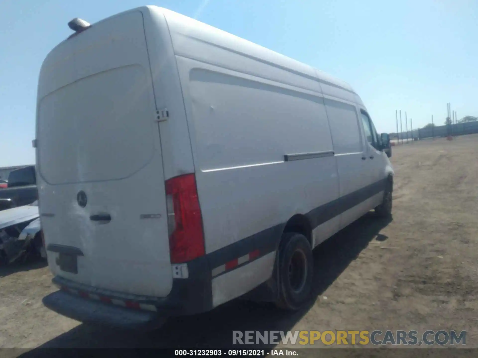 4 Фотография поврежденного автомобиля WD3PF1CD2KP027383 MERCEDES-BENZ SPRINTER CARGO VAN 2019