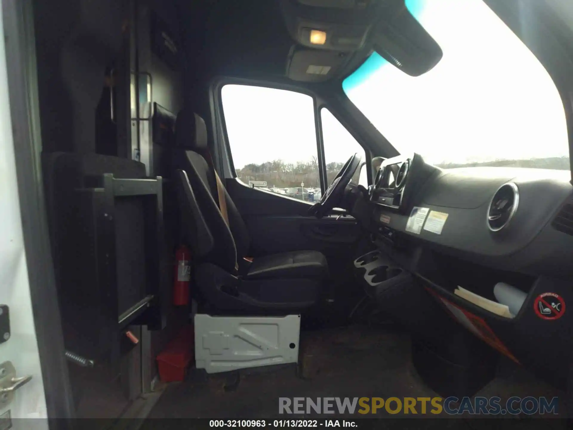 5 Photograph of a damaged car WD3PF1CD2KP078849 MERCEDES-BENZ SPRINTER CARGO VAN 2019