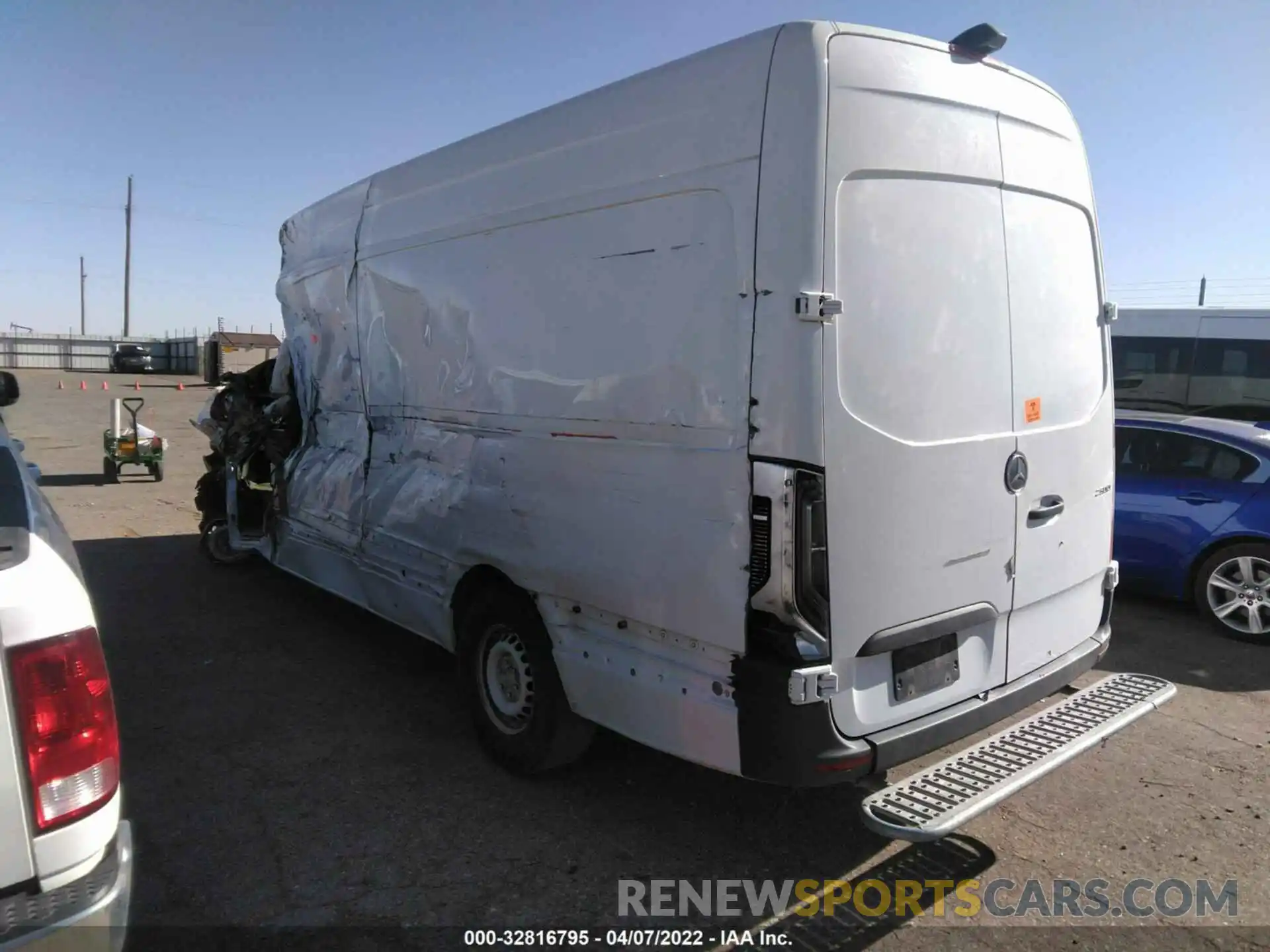 3 Фотография поврежденного автомобиля WD3PF1CD3KP103287 MERCEDES-BENZ SPRINTER CARGO VAN 2019