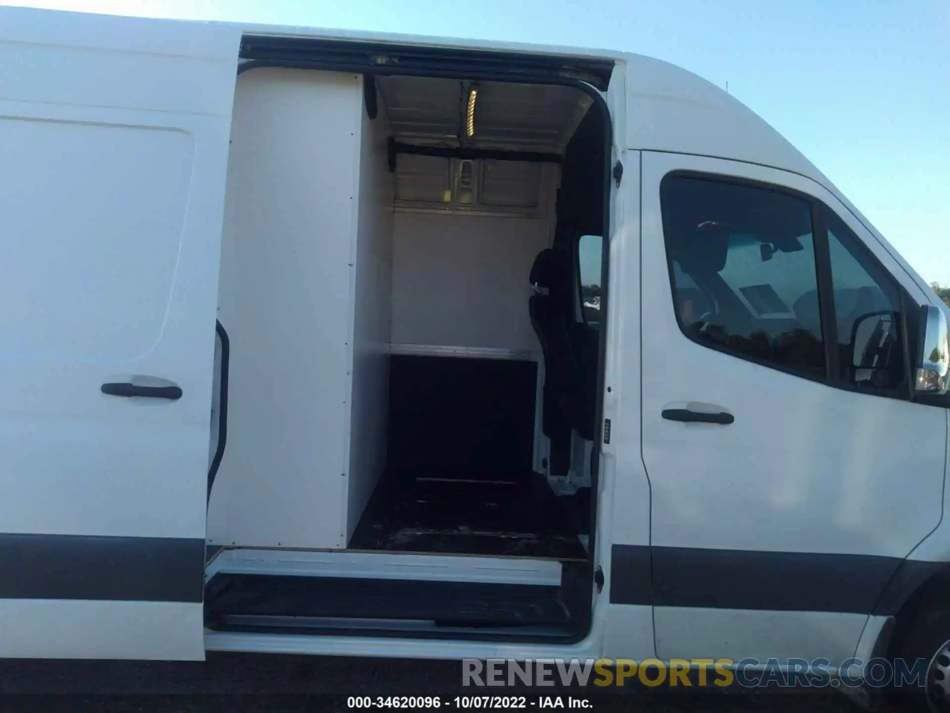 8 Photograph of a damaged car WD3PF1CD9KP036694 MERCEDES-BENZ SPRINTER CARGO VAN 2019