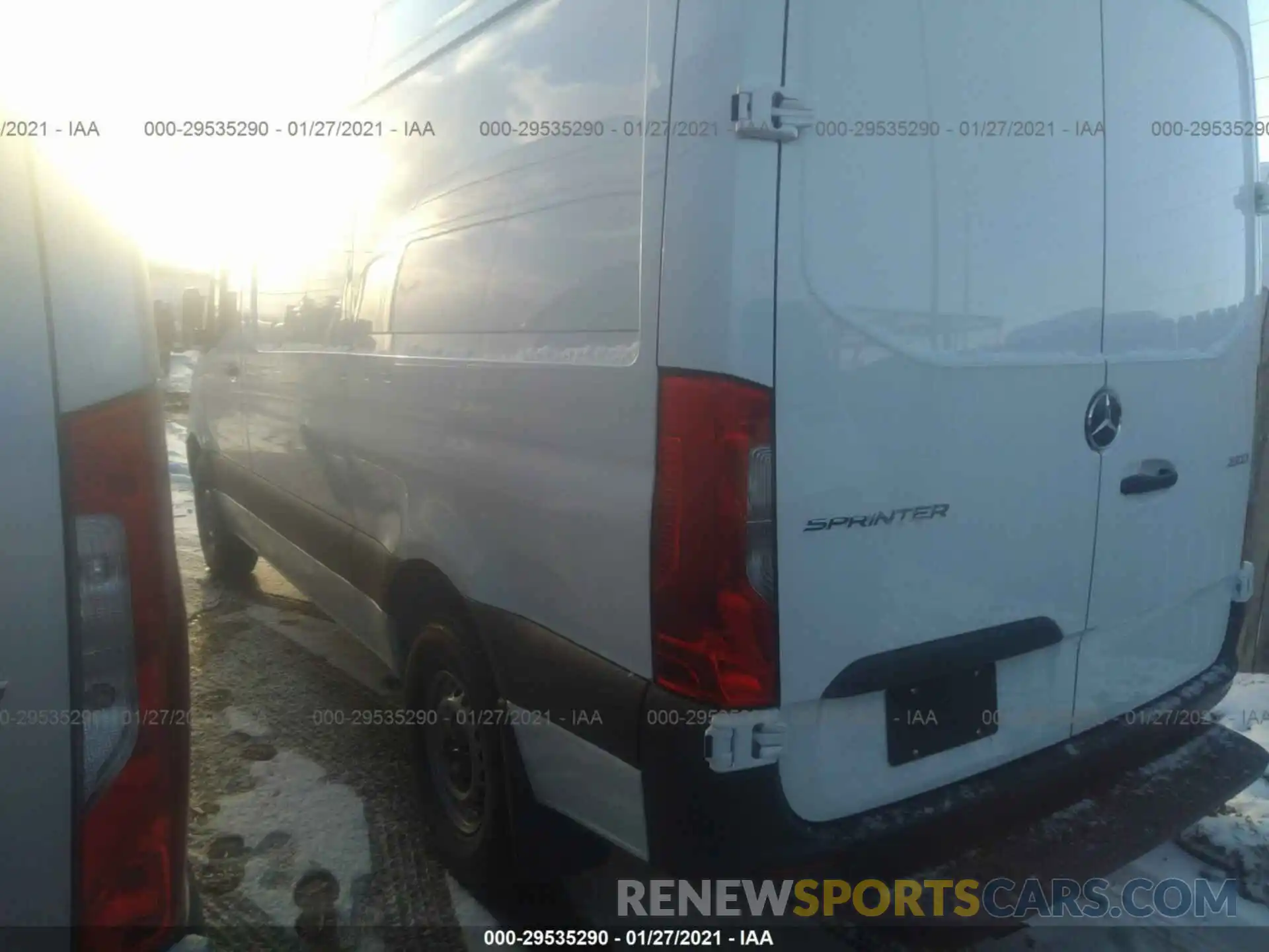 3 Фотография поврежденного автомобиля W1Y4EBHY4LT042453 MERCEDES-BENZ SPRINTER CARGO VAN 2020