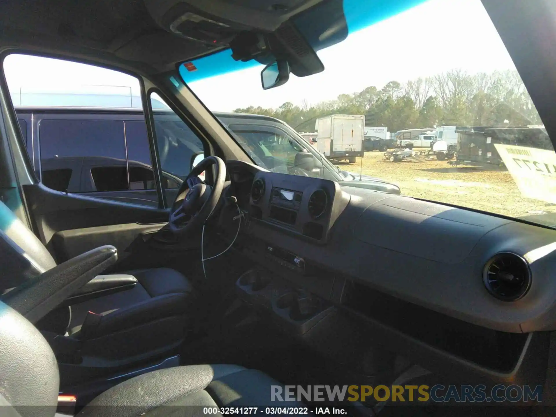 5 Photograph of a damaged car WDZPF1ED3KT012739 MERCEDES-BENZ SPRINTER PASSENGER VAN 2019