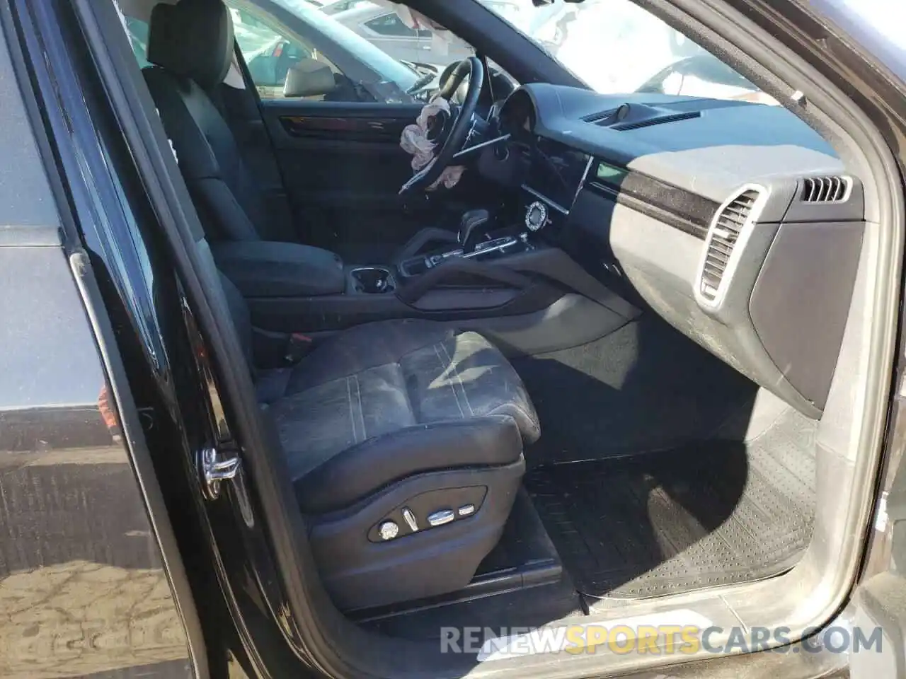 5 Photograph of a damaged car WP1AA2AY1KDA14579 PORSCHE CAYENNE 2019