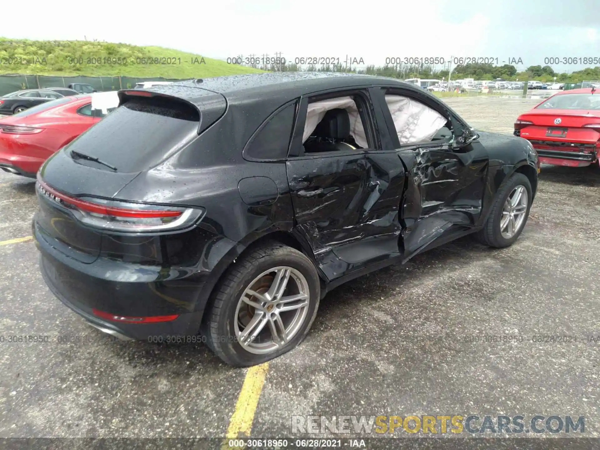 4 Photograph of a damaged car WP1AA2A52KLB08286 PORSCHE MACAN 2019