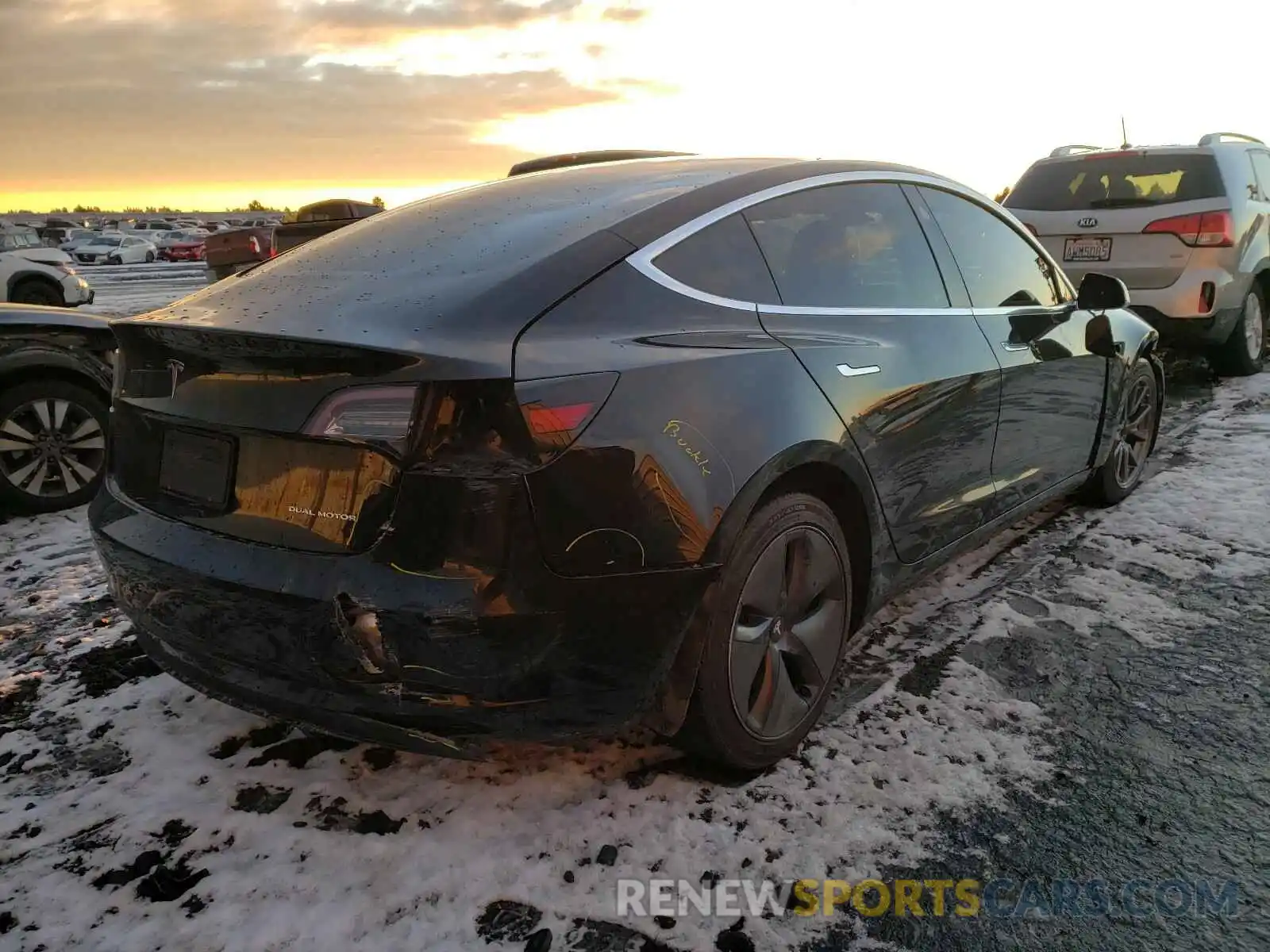 4 Фотография поврежденного автомобиля 5YJ3E13B9KF385240 TESLA MODEL 3 2019